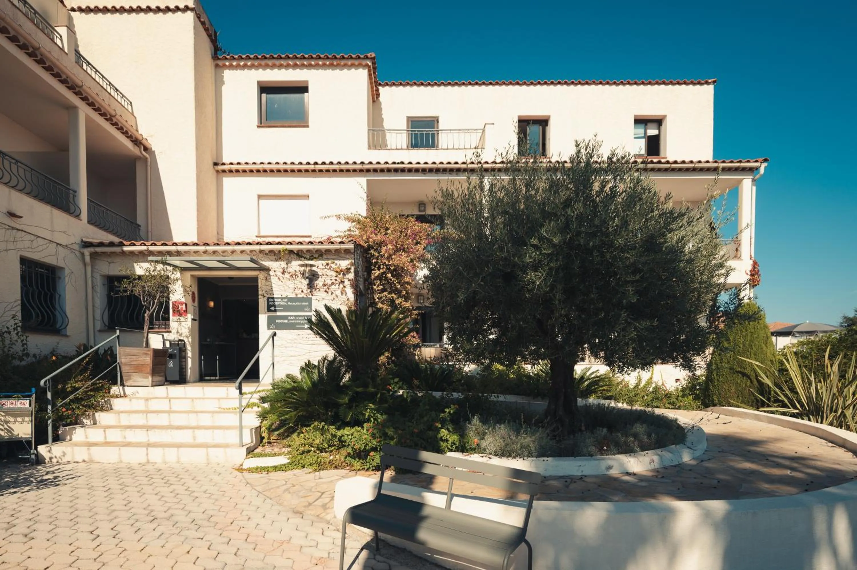 Property building in Van der Valk Hotel Le Catalogne Saint Aygulf