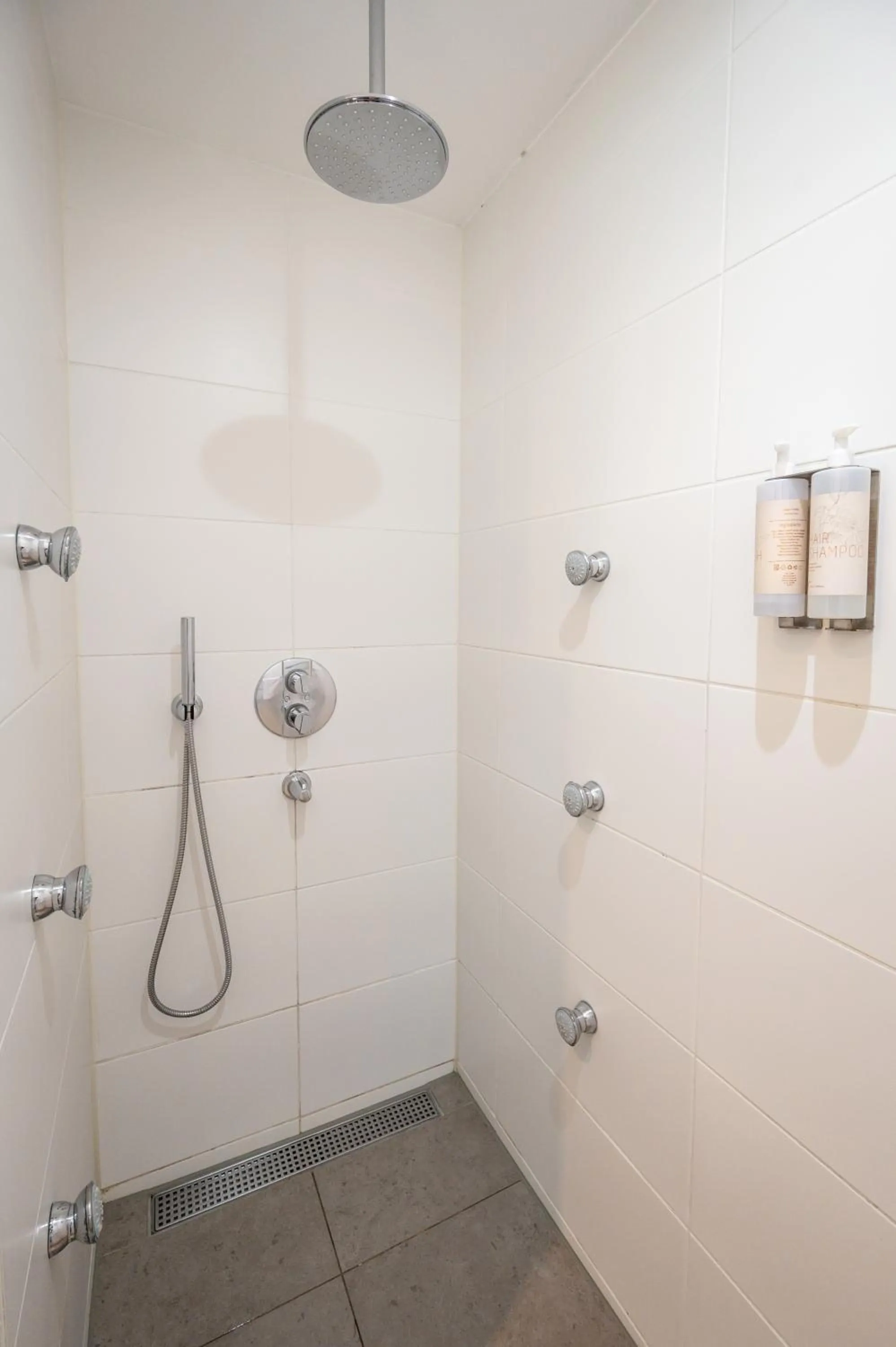 Shower in Van der Valk Hotel Le Catalogne Saint Aygulf