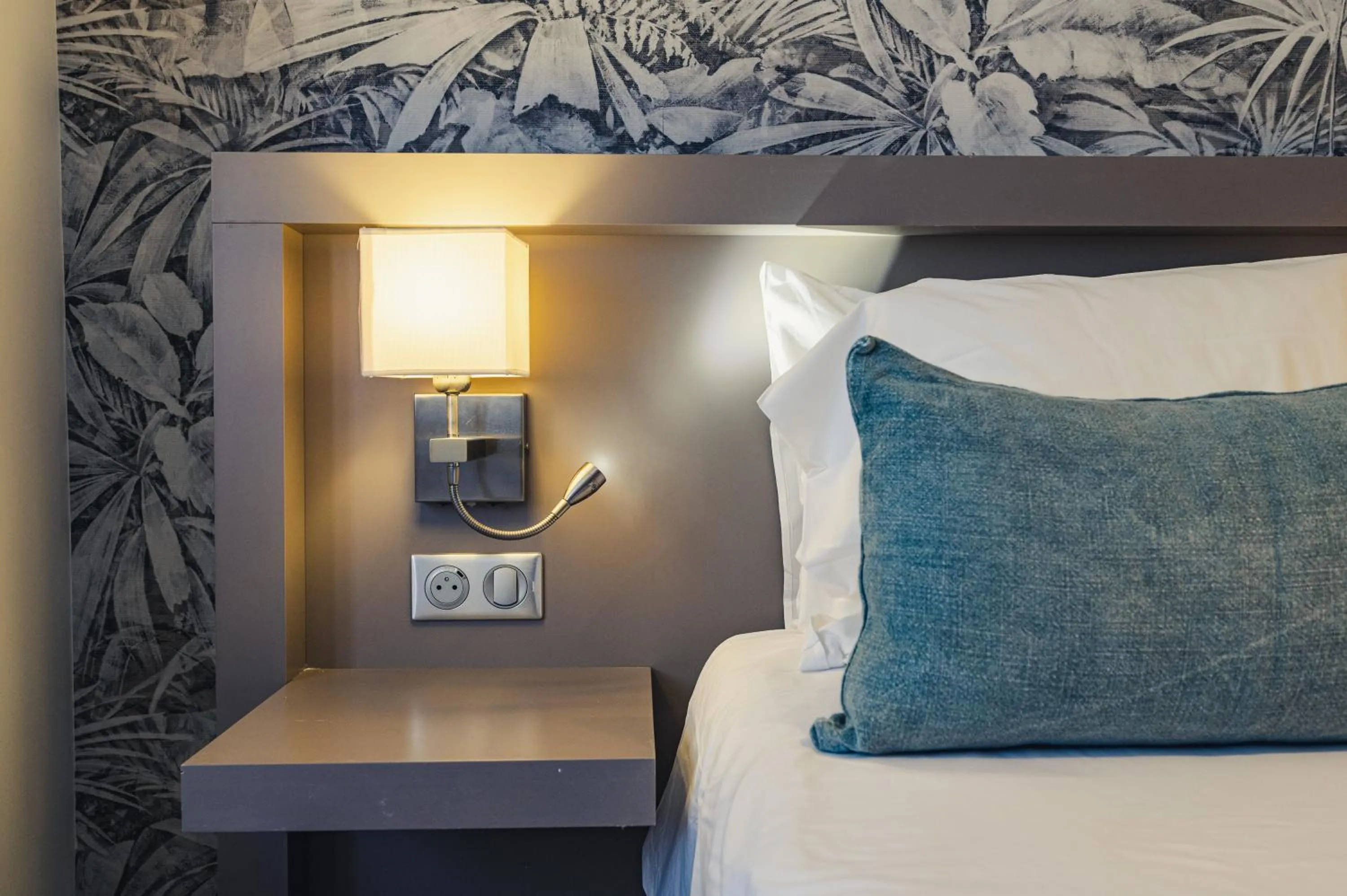 Bedroom, Bed in Van der Valk Hotel Le Catalogne Saint Aygulf