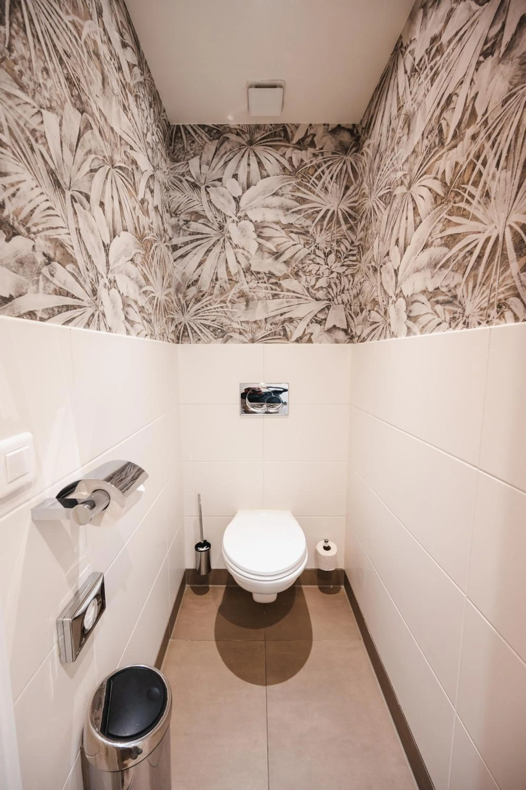 Toilet in Van der Valk Hotel Le Catalogne Saint Aygulf