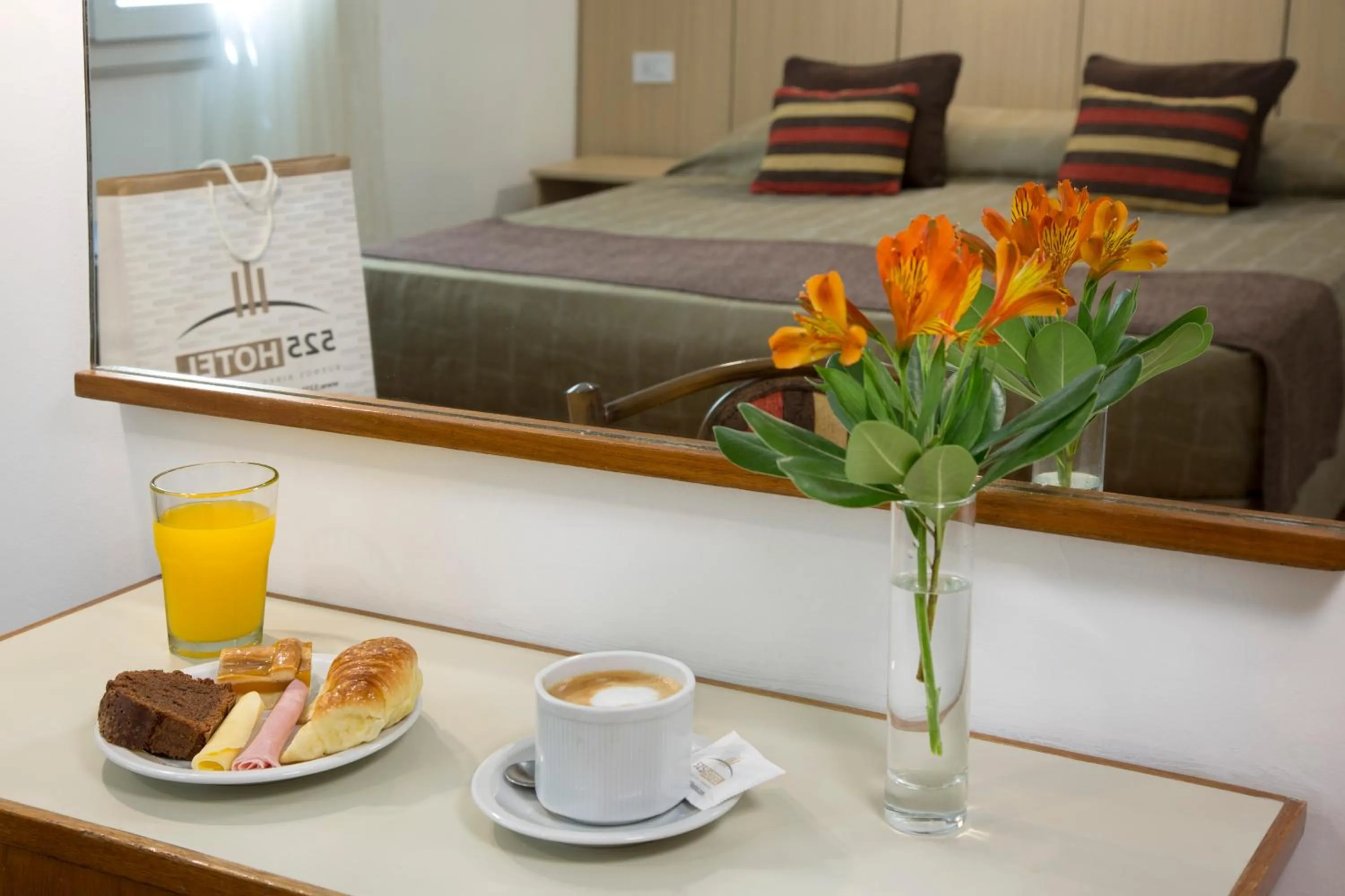 Breakfast, Bed in Hotel Impala