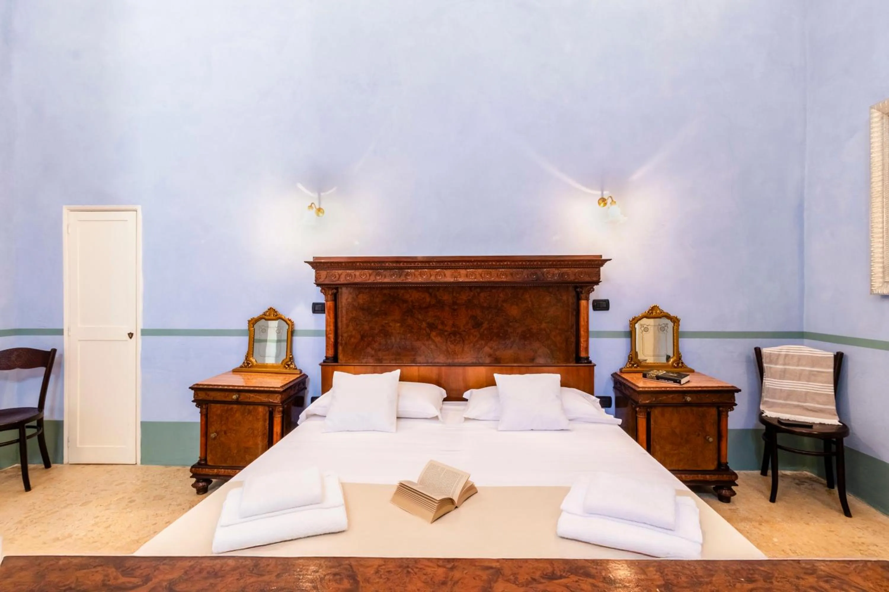 Photo of the whole room, Bed in Palazzo Insula