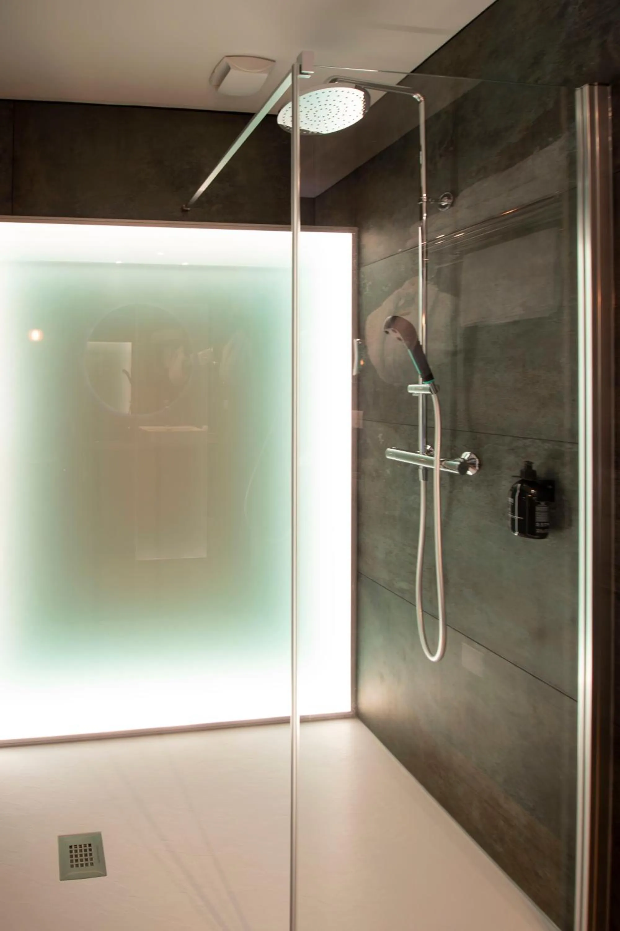 Shower in Hôtel Henri IV