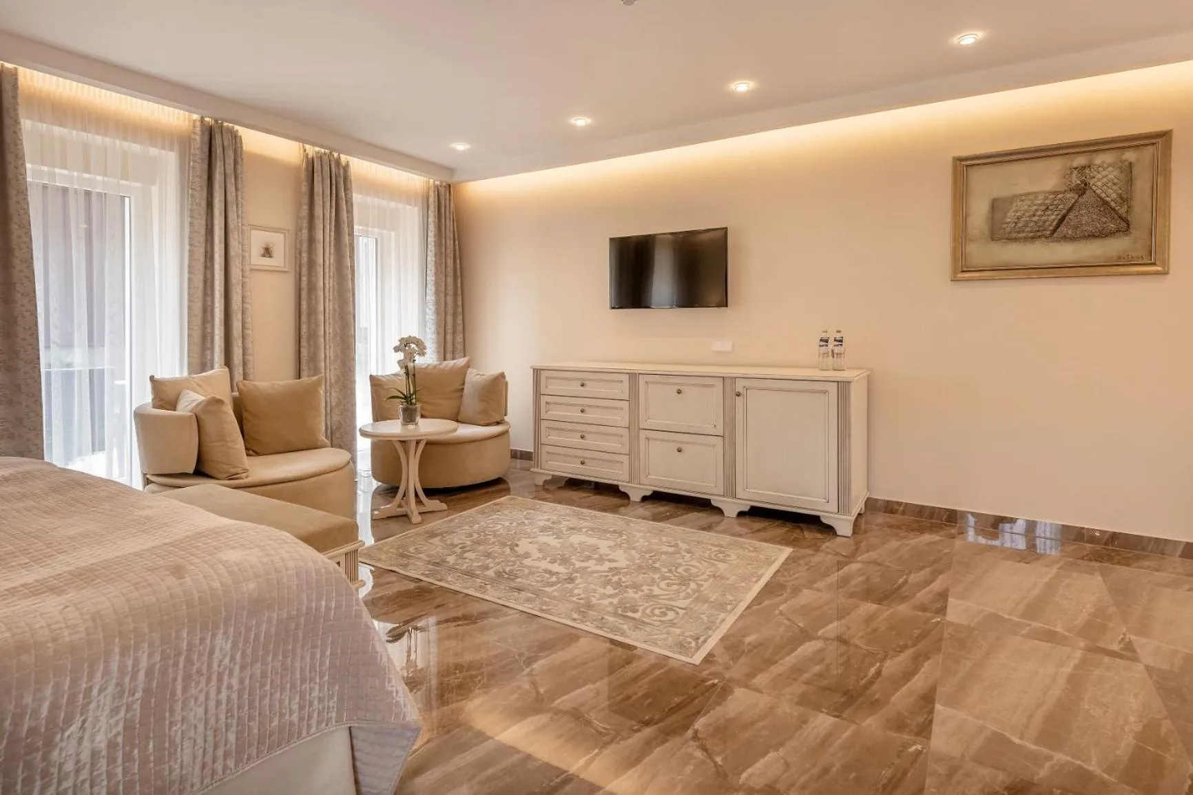 Communal lounge/ TV room, Bed in Hotel Pušų paunksnėje