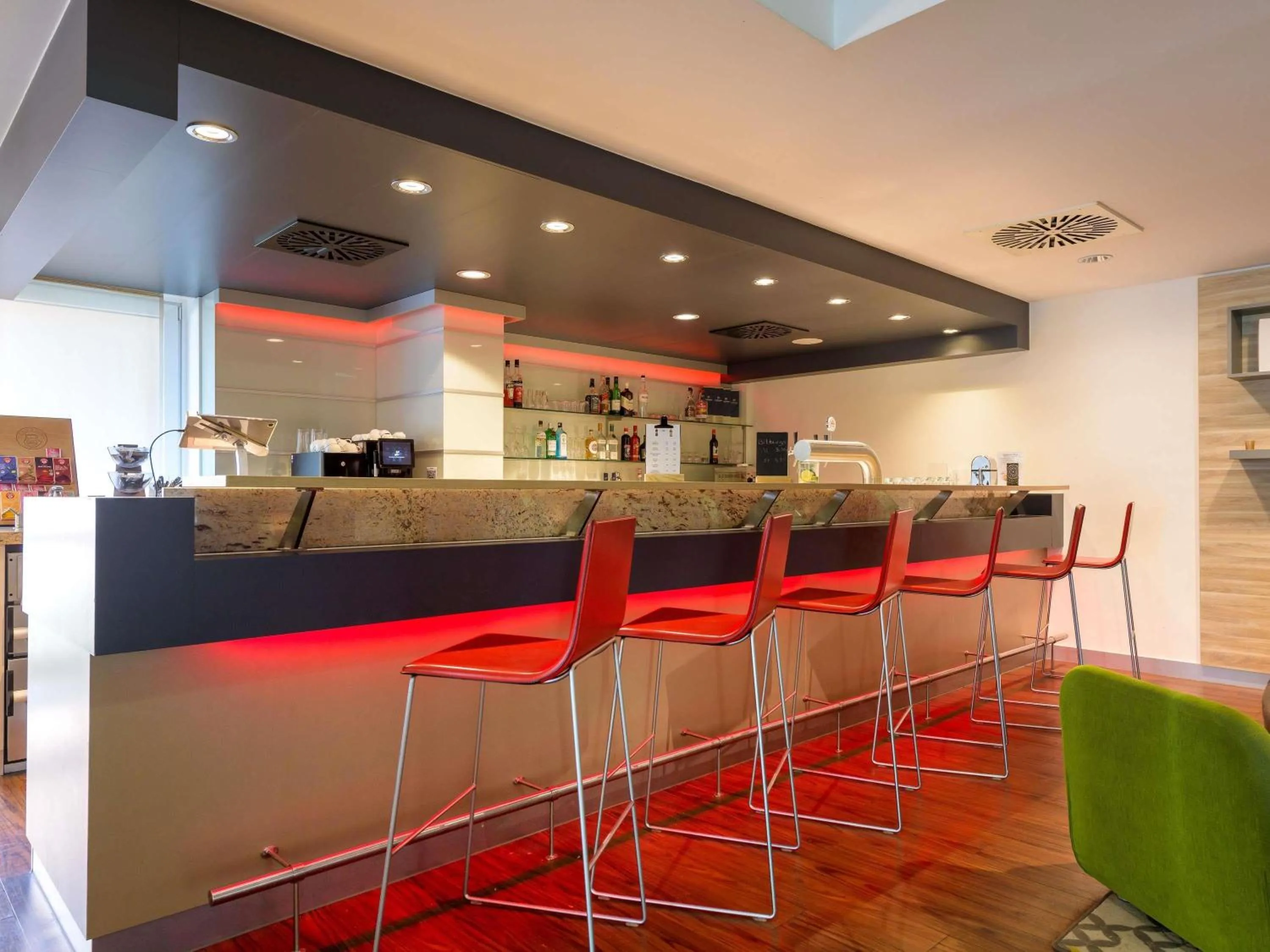 Lounge or bar in ibis Stuttgart Airport Messe
