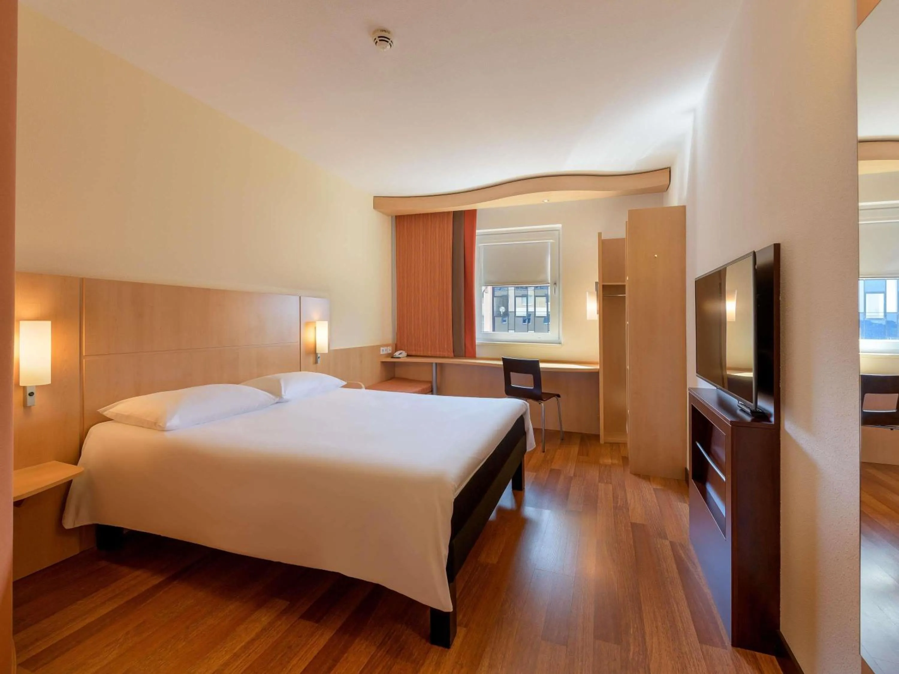 Bedroom, Bed in ibis Stuttgart Airport Messe