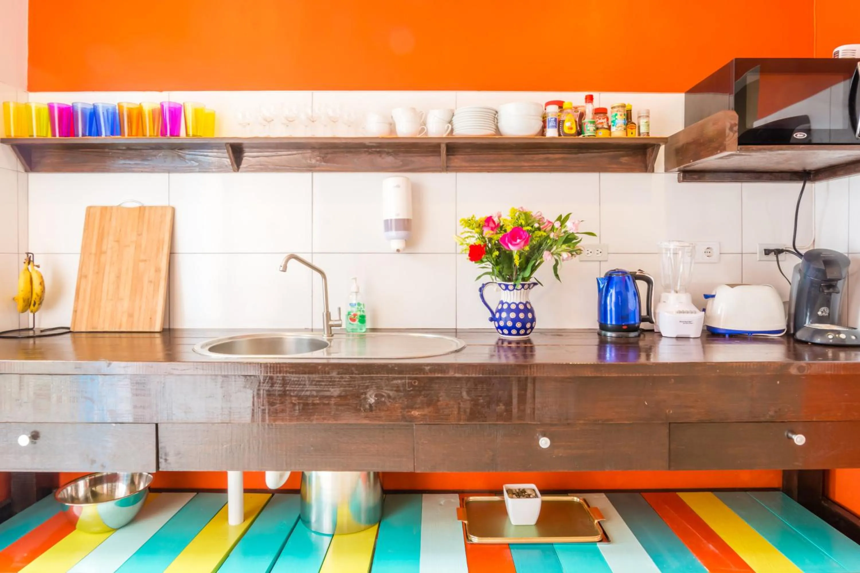 Communal kitchen in Bed & Bike Curacao - Pietermaai