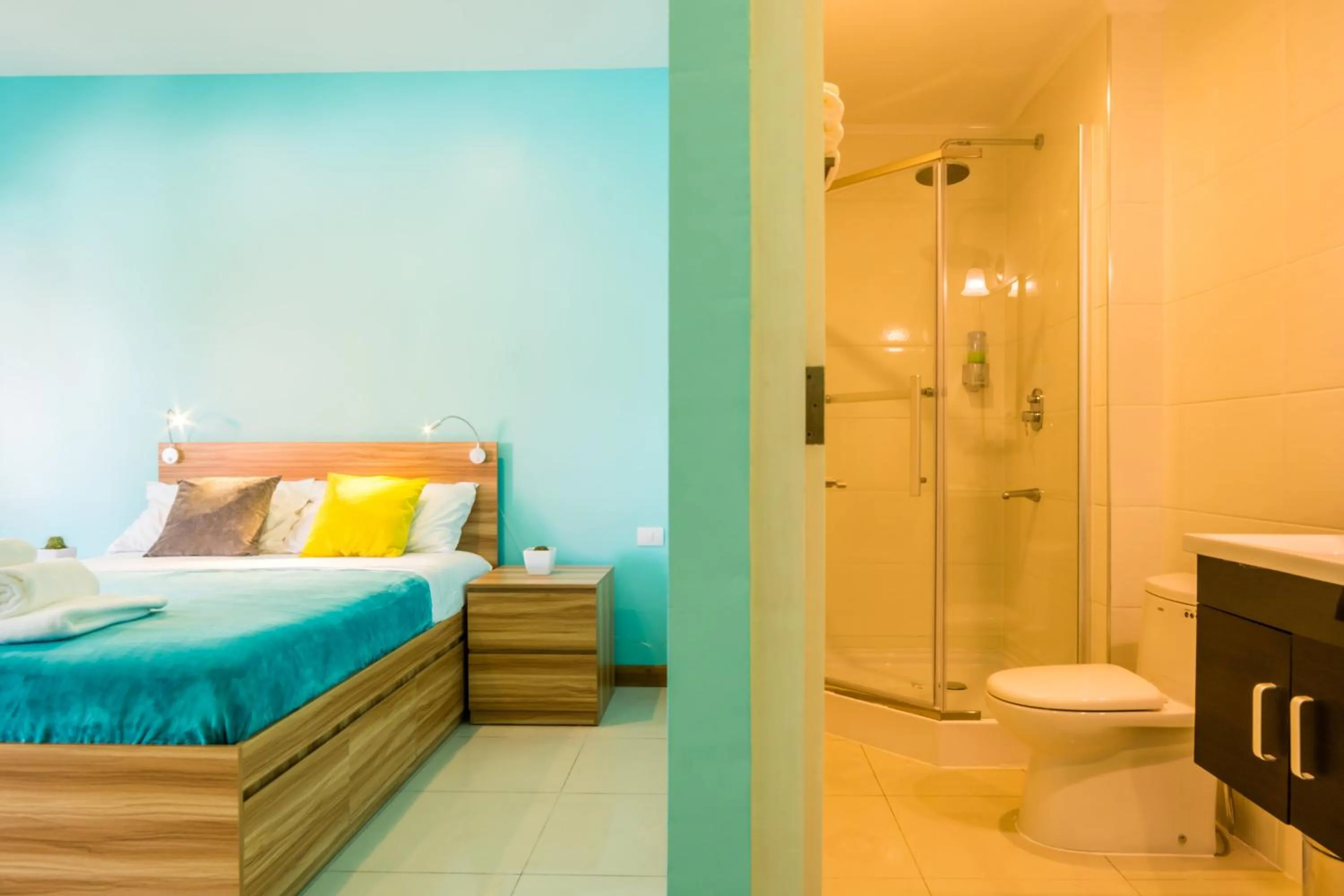 Toilet, Bed in Bed & Bike Curacao - Pietermaai