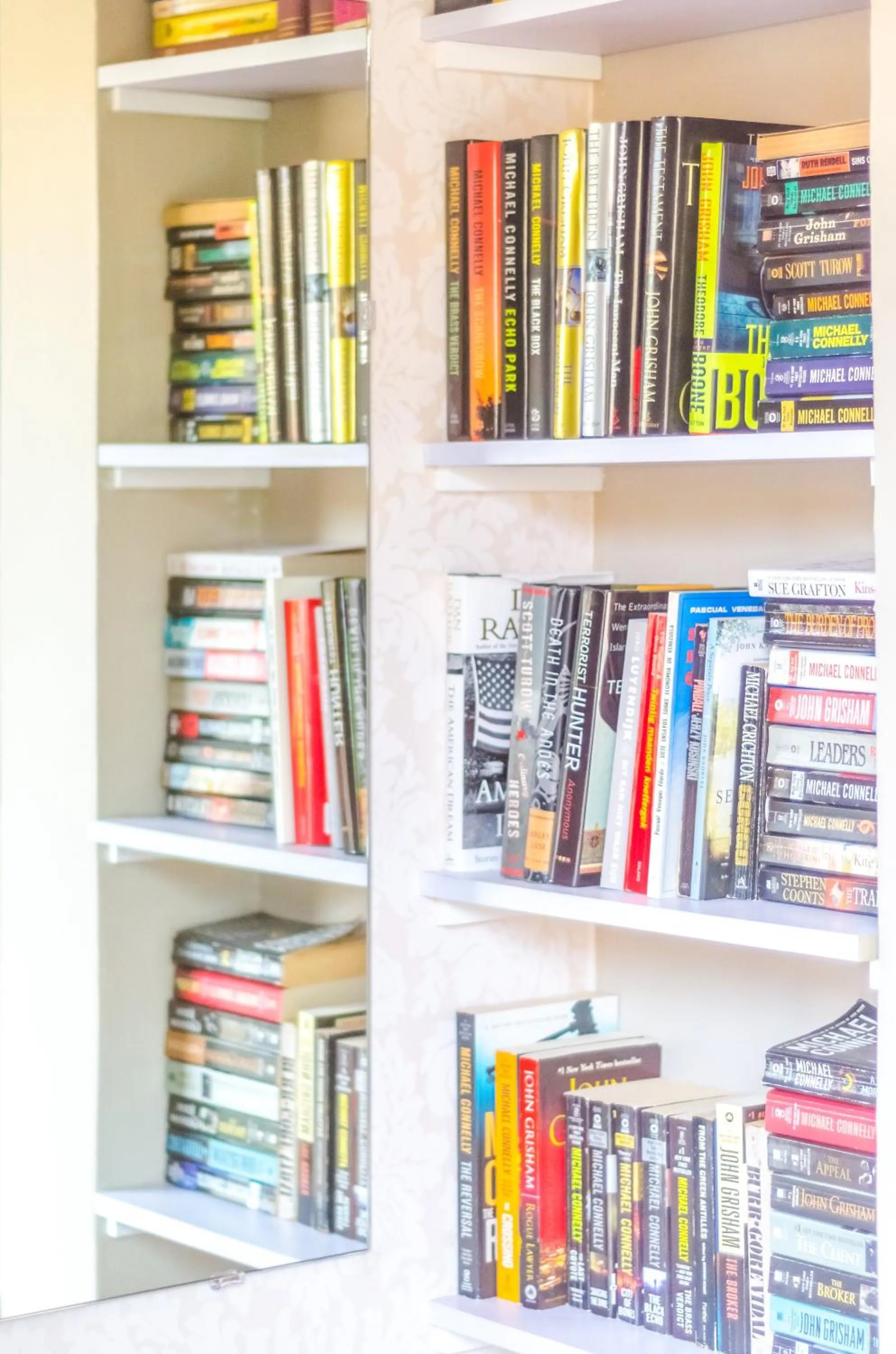 Library in Bed & Bike Curacao - Pietermaai
