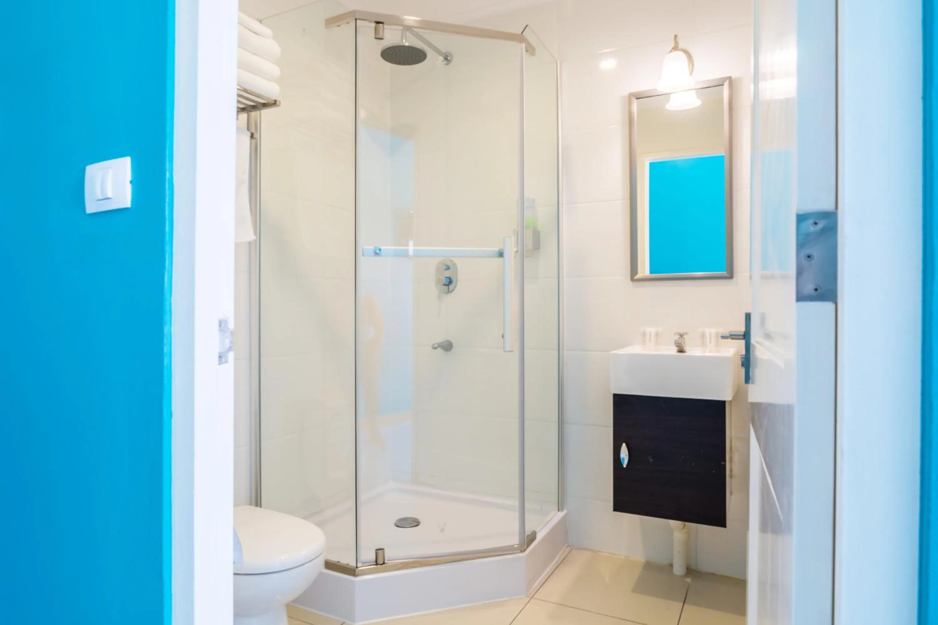 Bathroom in Bed & Bike Curacao - Pietermaai