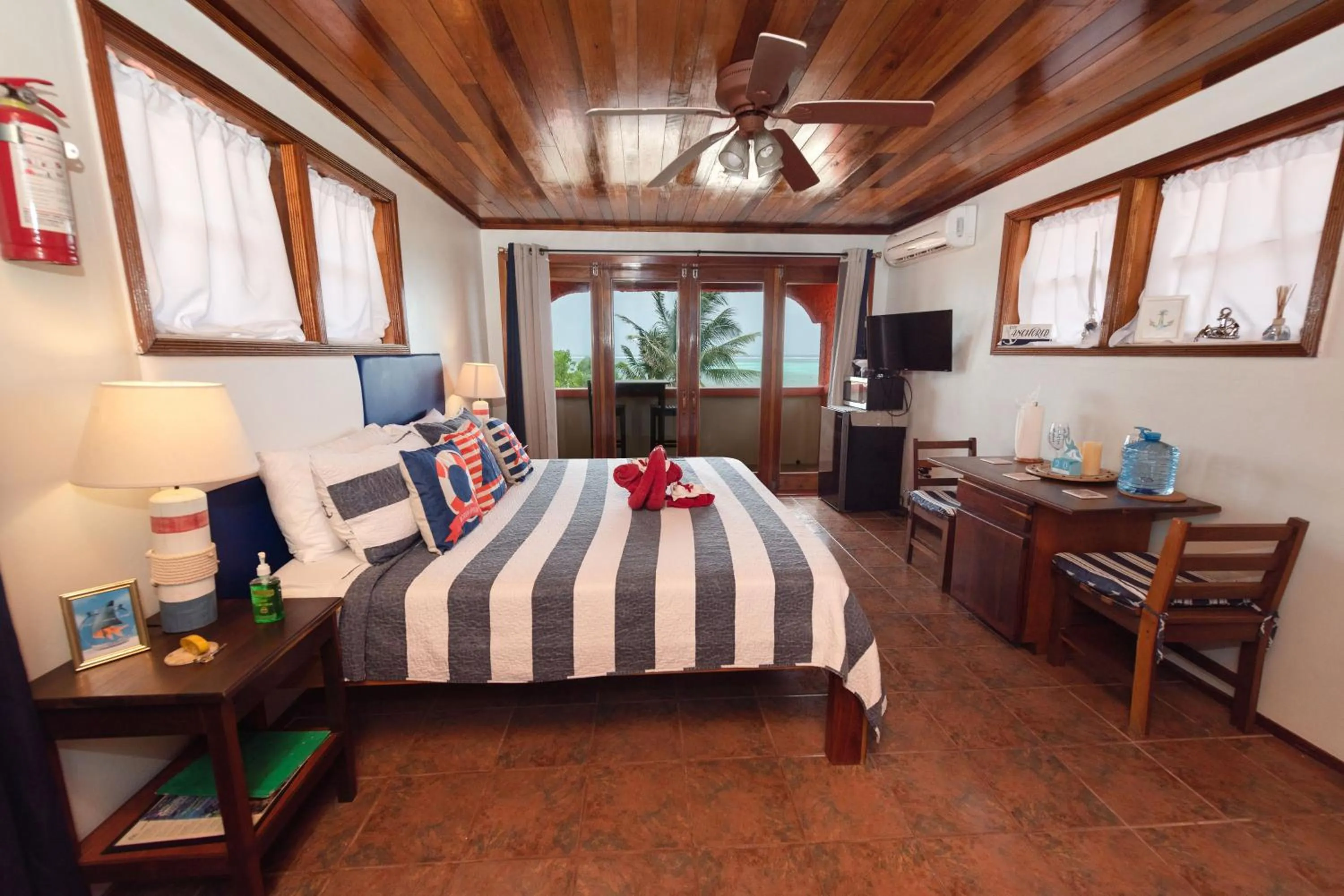 Photo of the whole room, Bed in Bella Vista Resort Belize