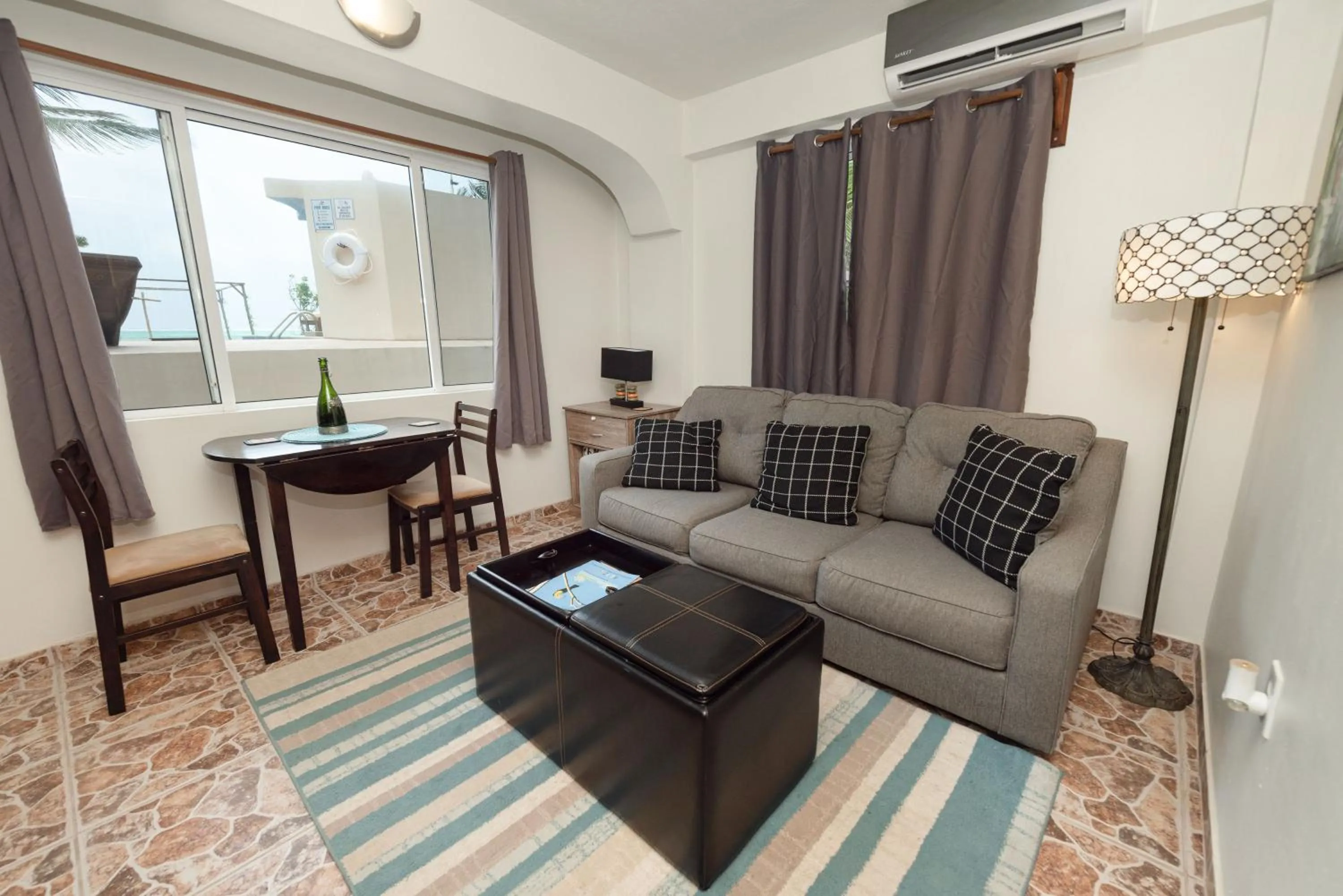 Dining area in Bella Vista Resort Belize