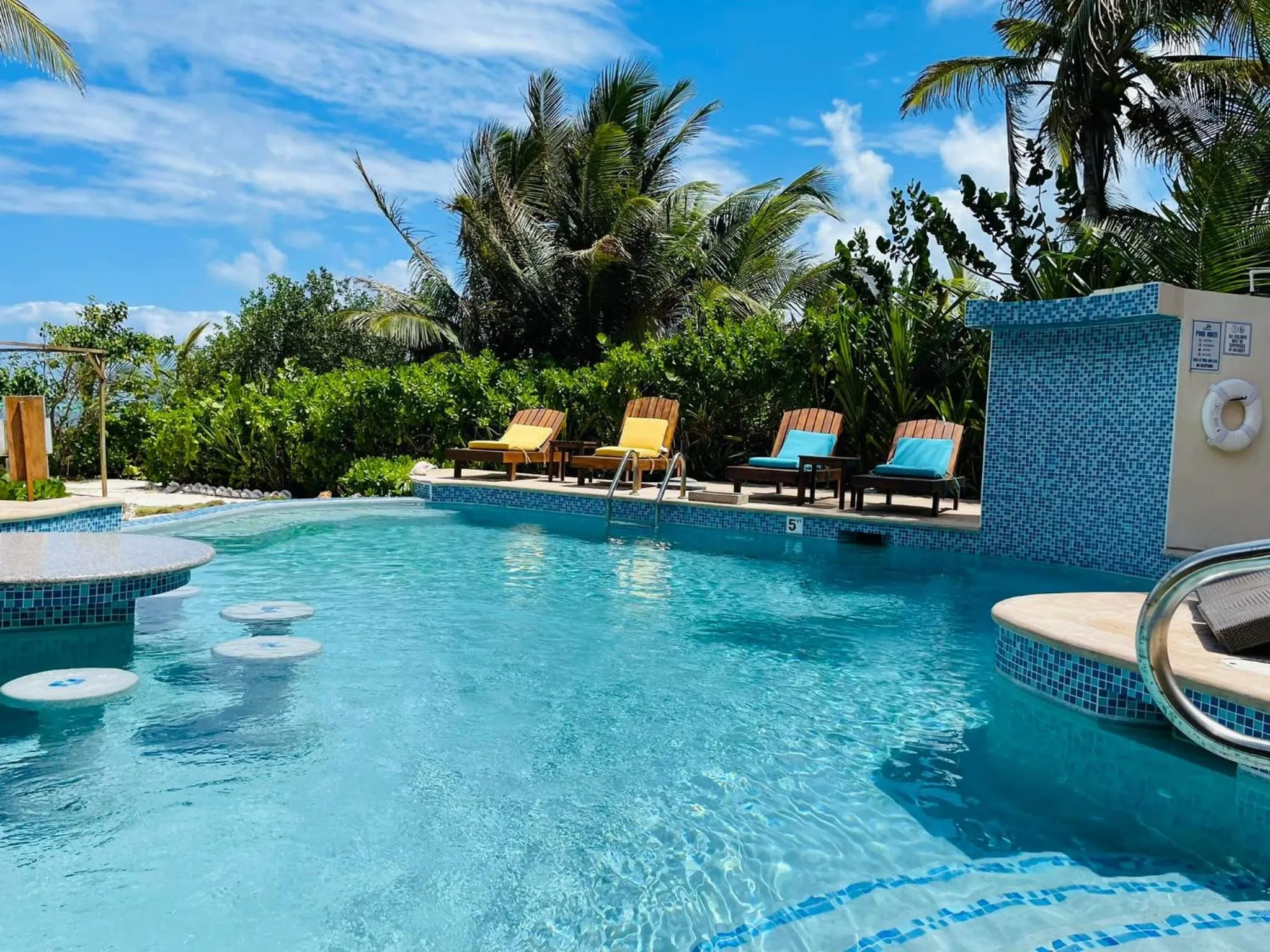 Swimming pool in Bella Vista Resort Belize