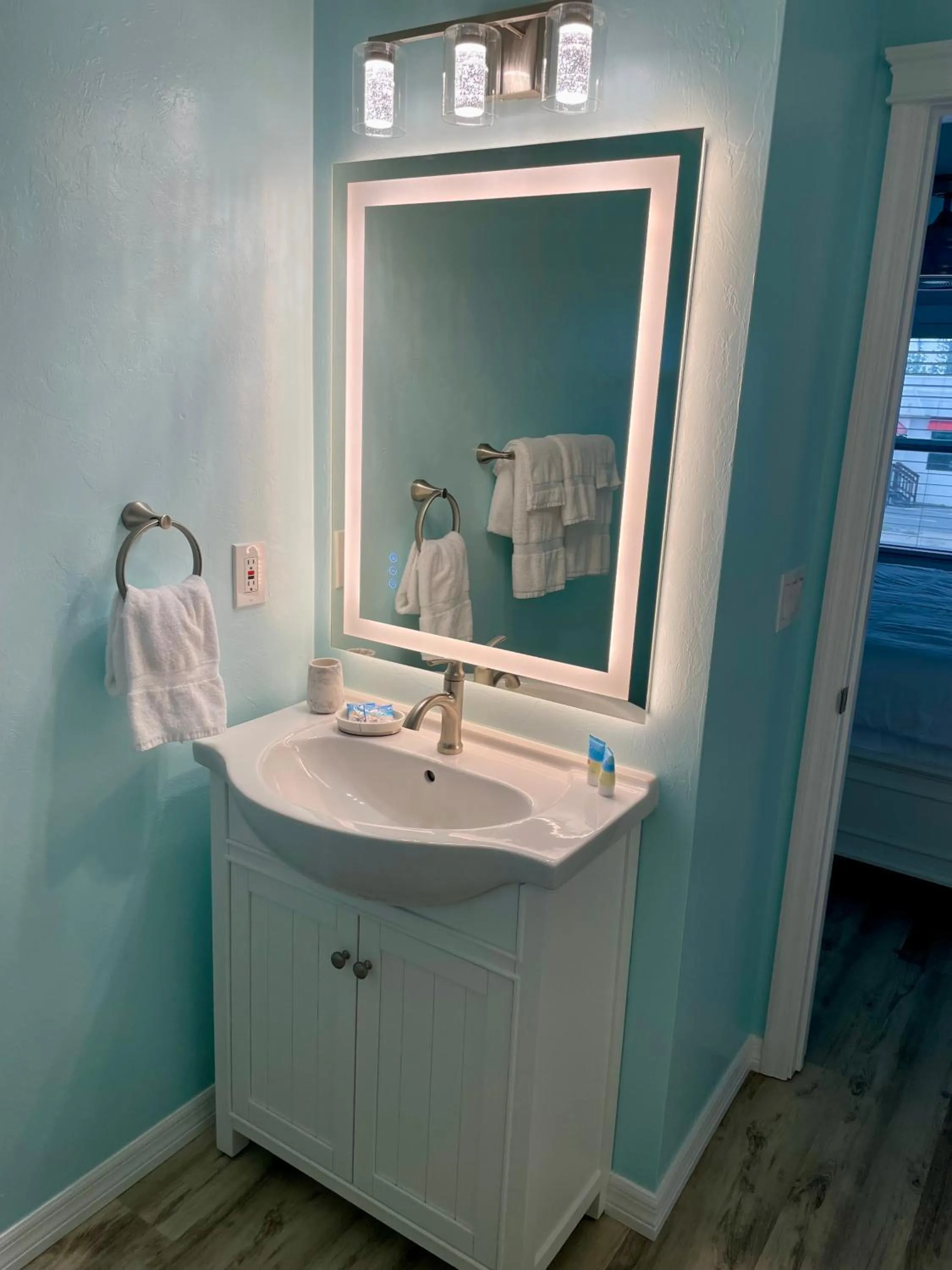 Bathroom in Flamingo Inn