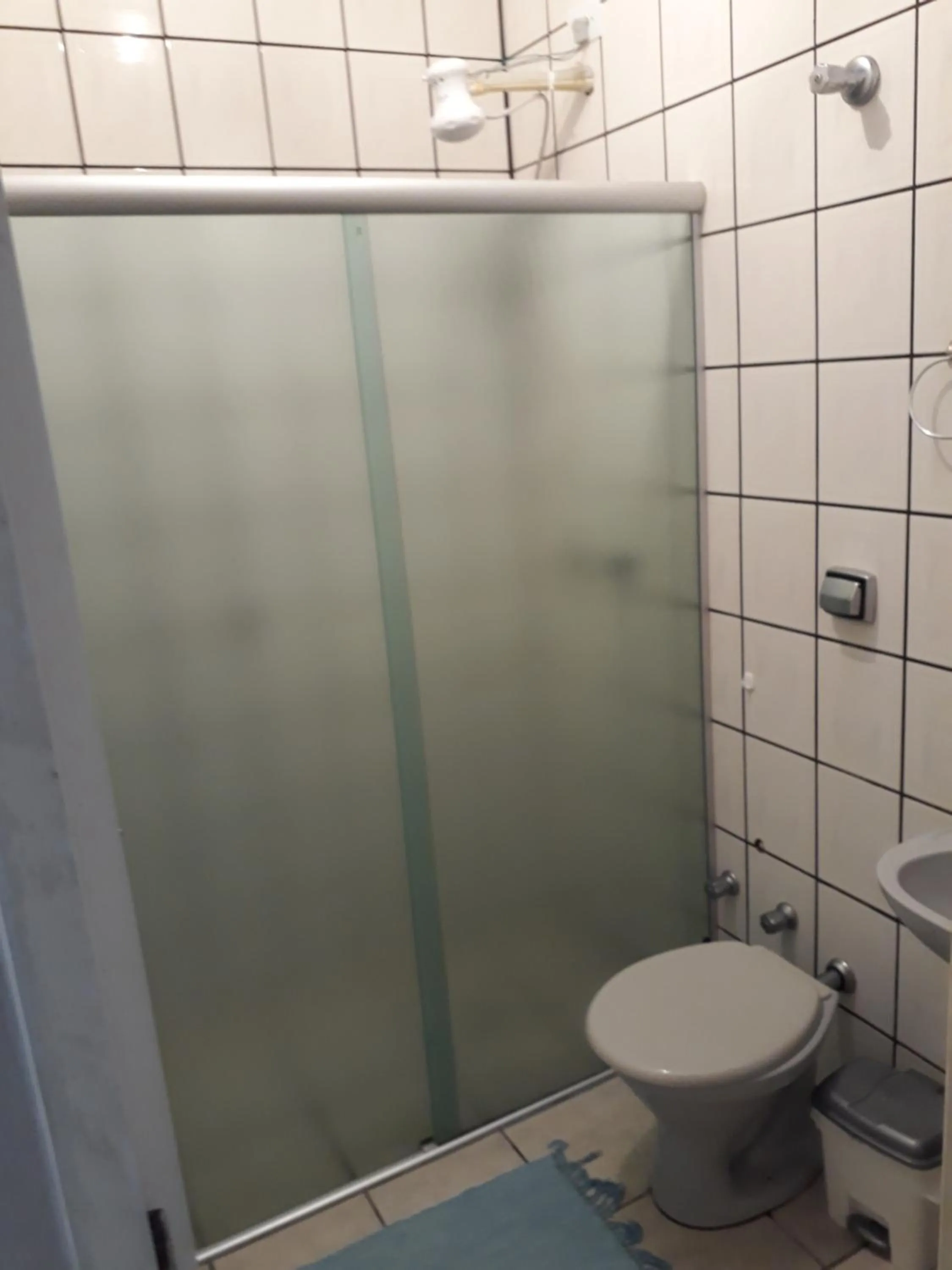 Toilet in Aconchego 3 dorms, piscina, churrasq em Condomínio Fechado