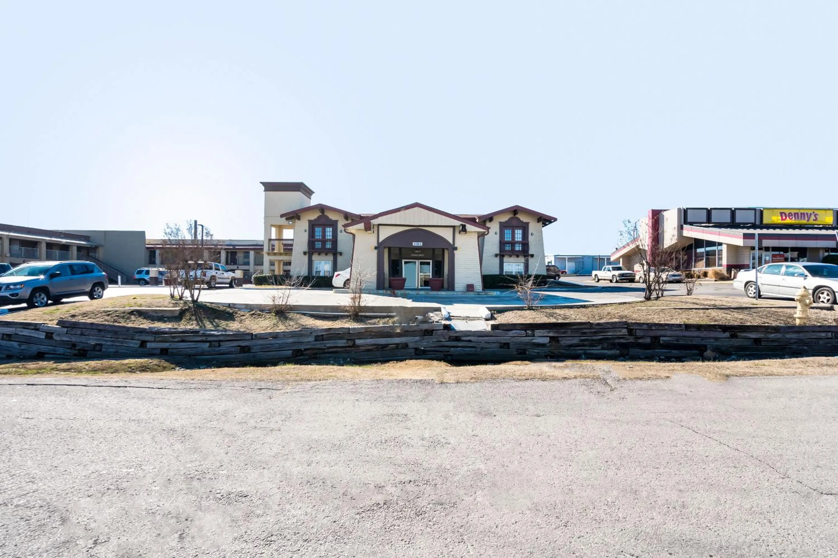 Facade/entrance in OYO Hotel Tulsa N Sheridan Rd & Airport