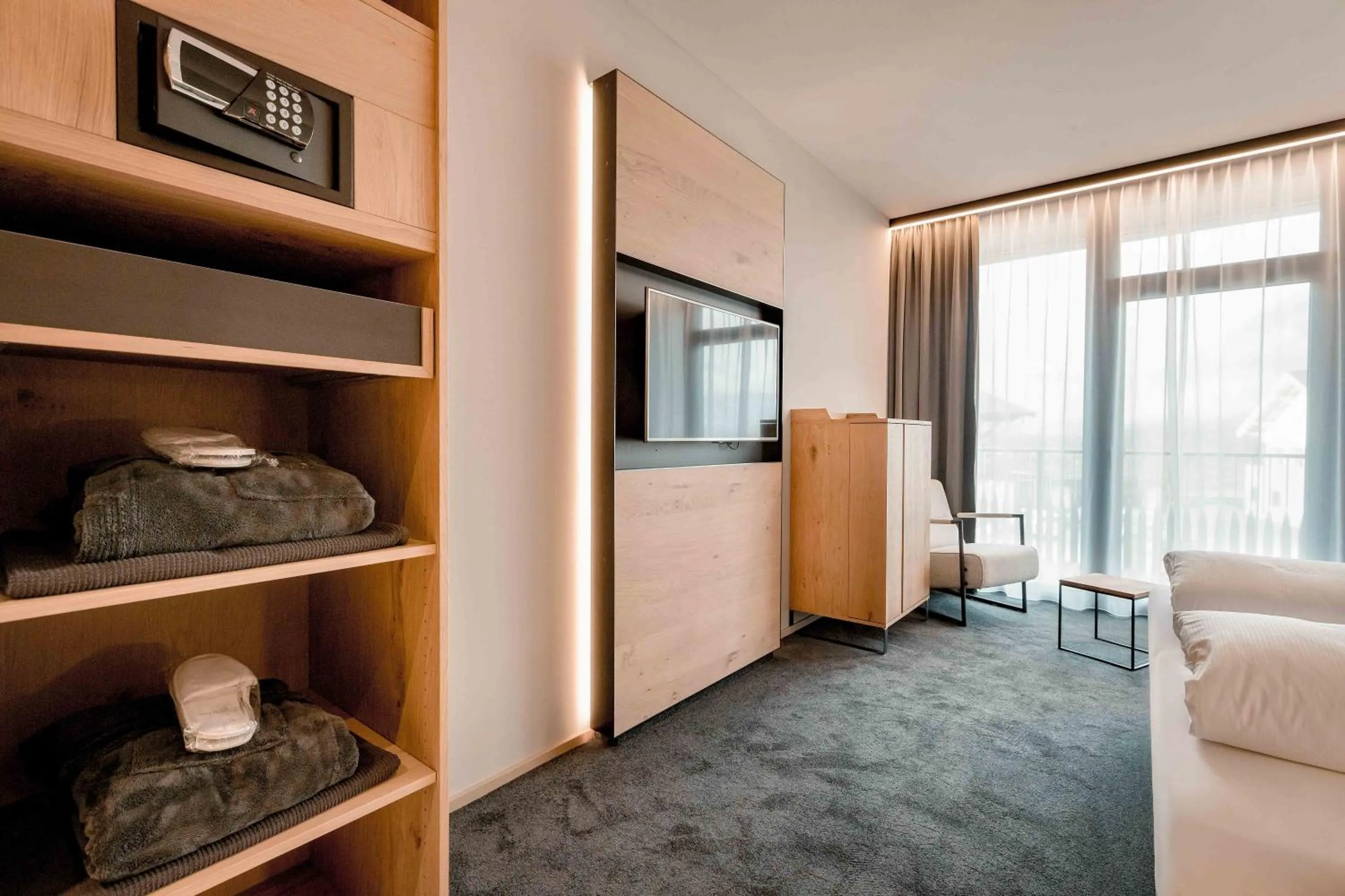 TV and multimedia, Bed in Gasthof Hotel Post