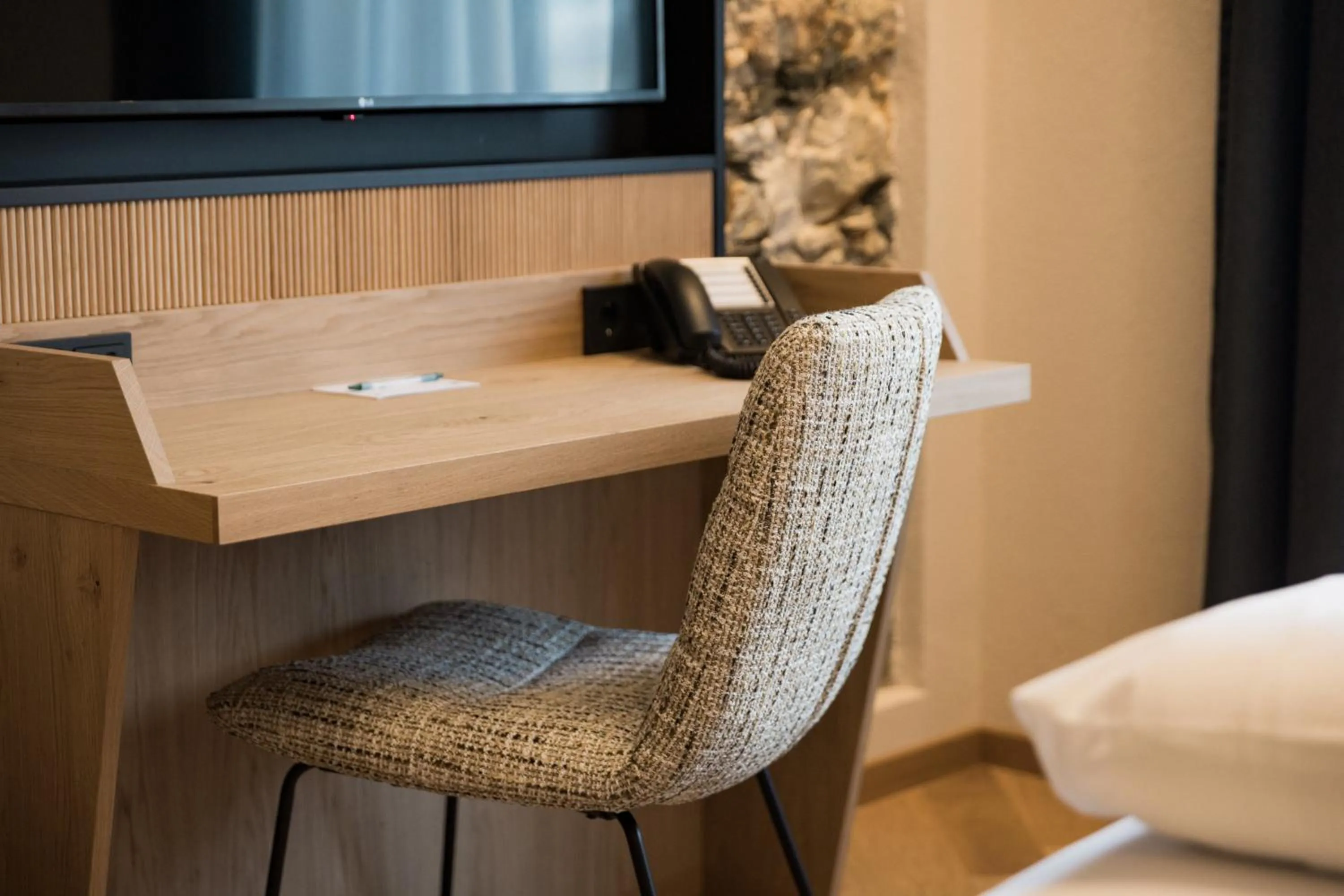 TV and multimedia, Bed in Gasthof Hotel Post