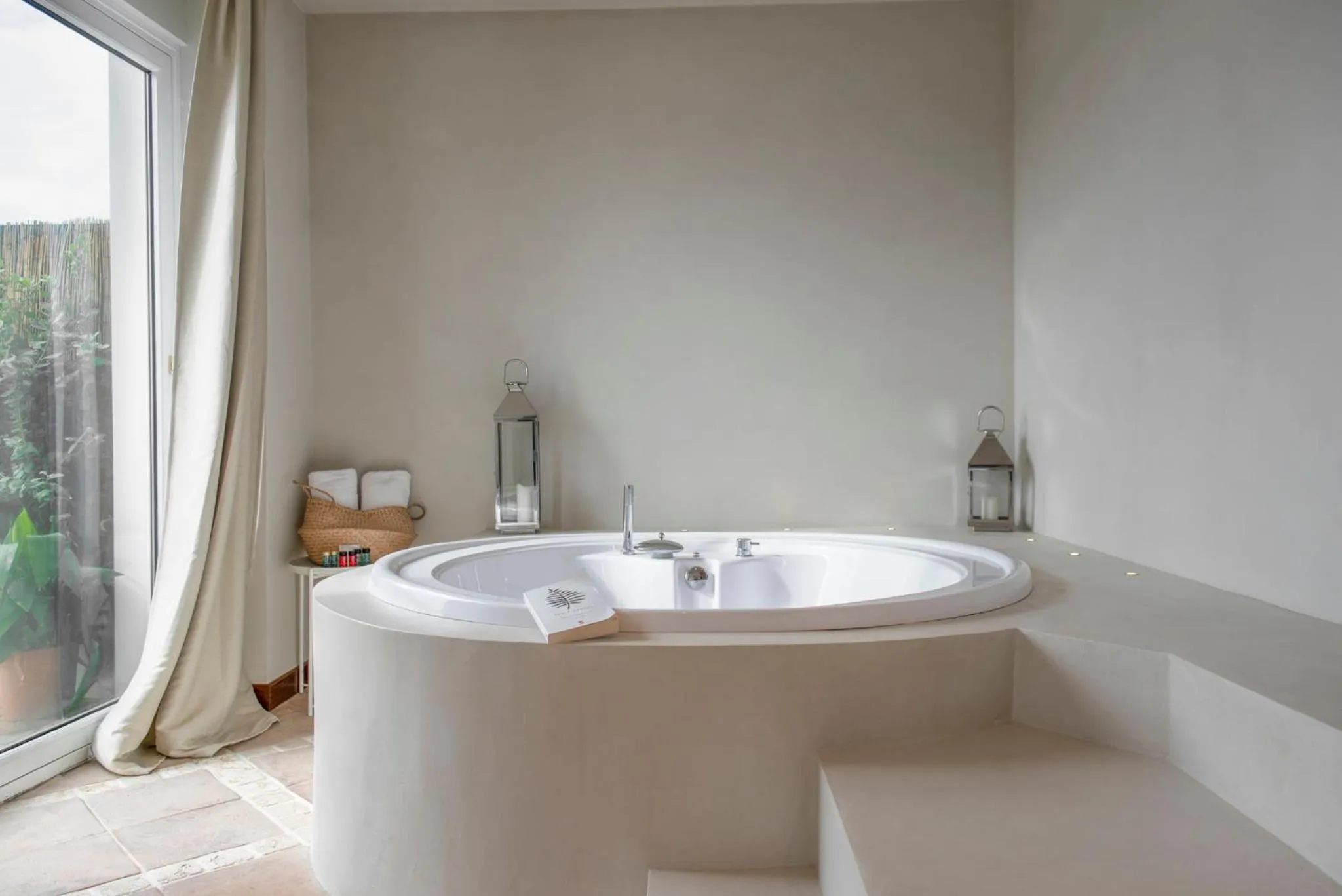 Hot Tub in La Locanda Del Pontefice - Luxury Country House
