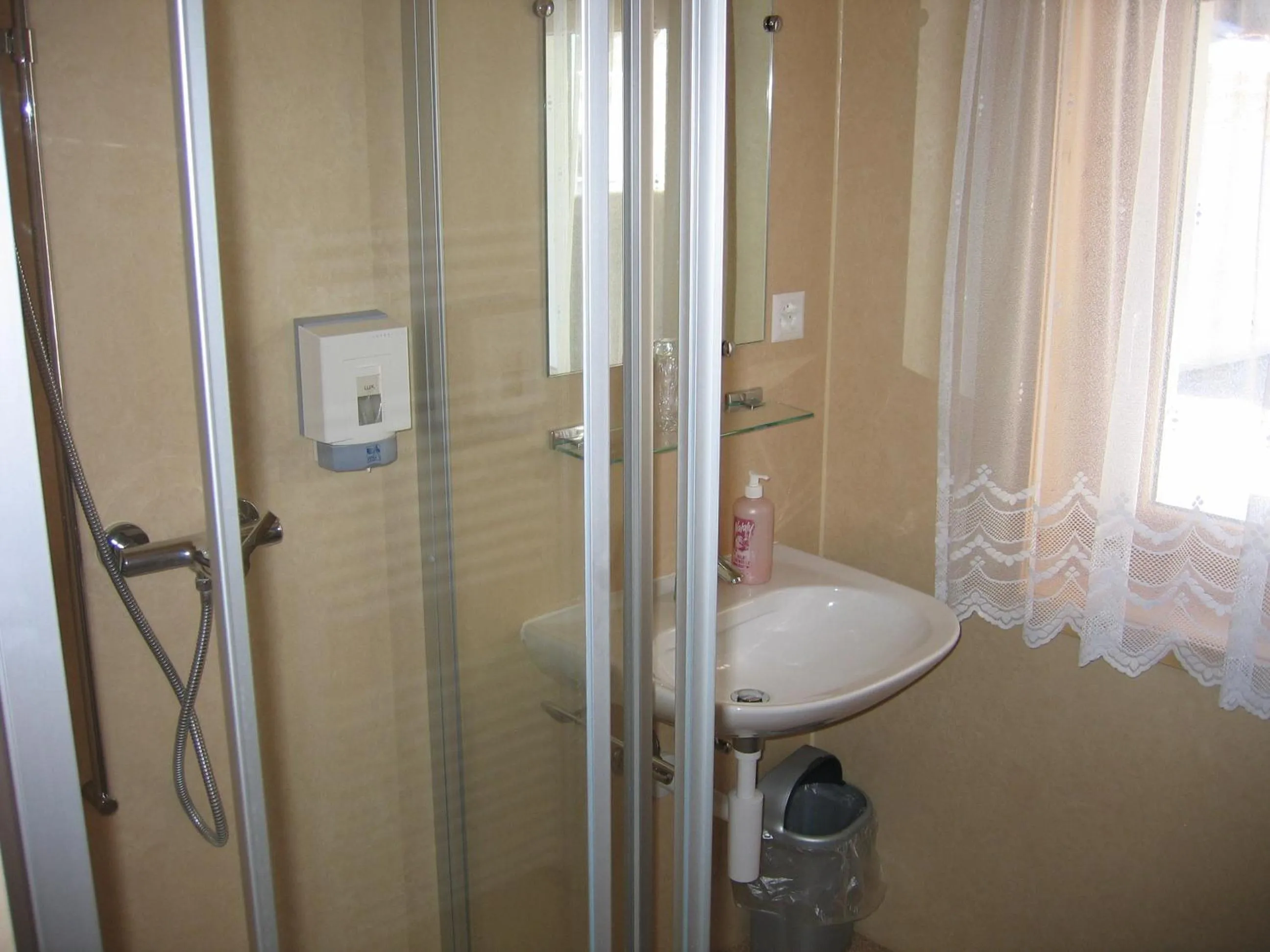 Shower in Hotel-Restaurant Drei Tannen