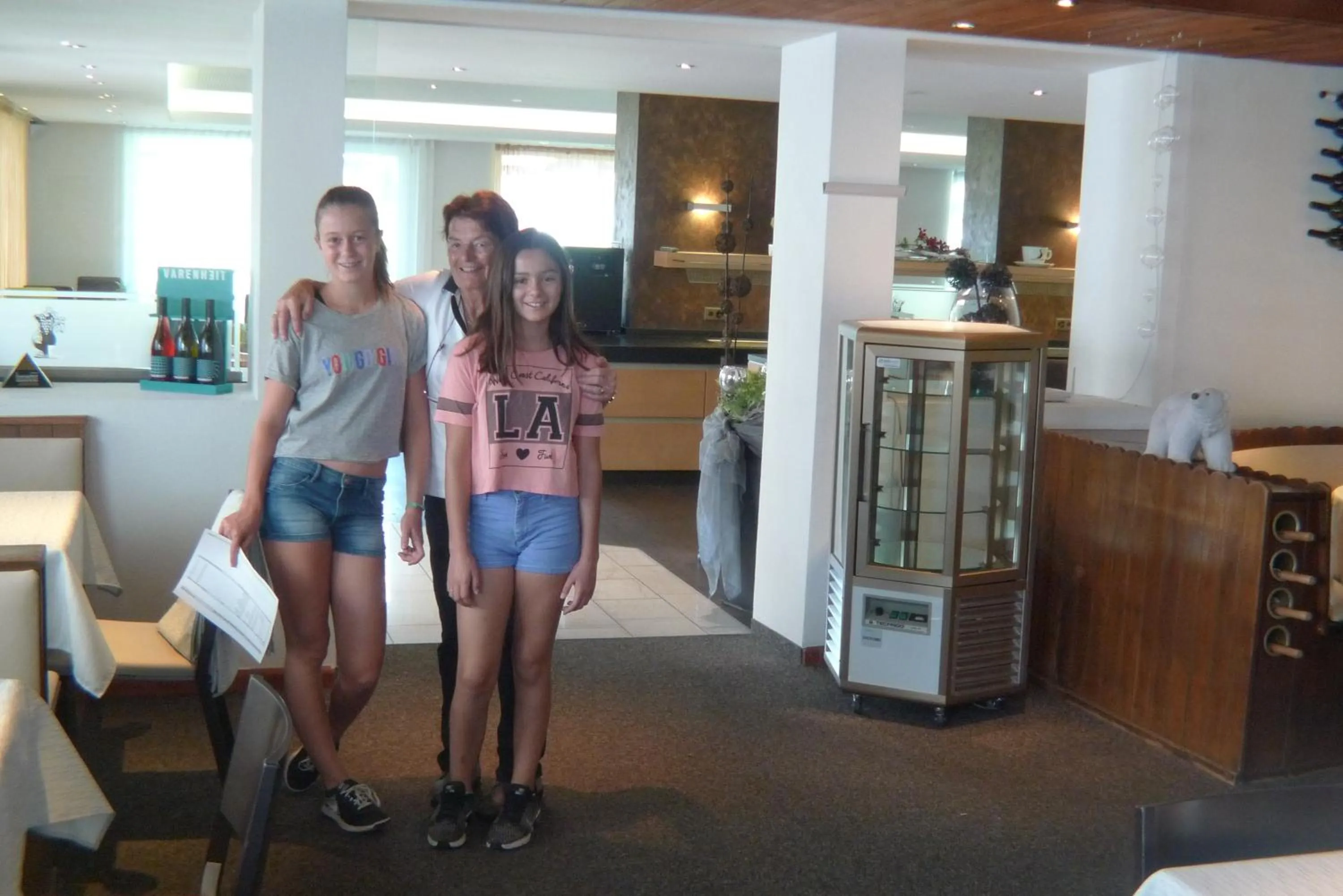 Restaurant/places to eat in Hotel Astoria