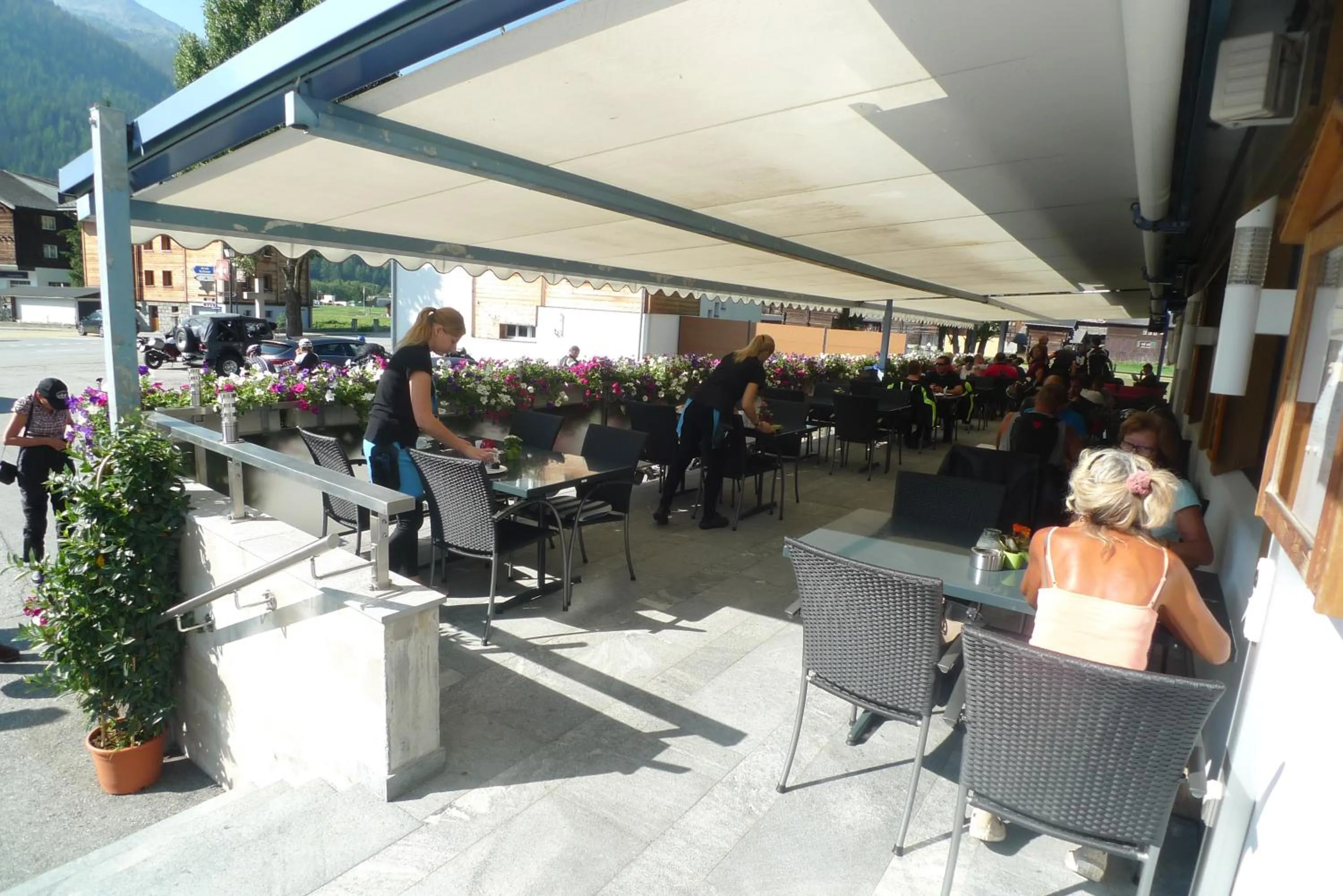 Restaurant/places to eat in Hotel Astoria