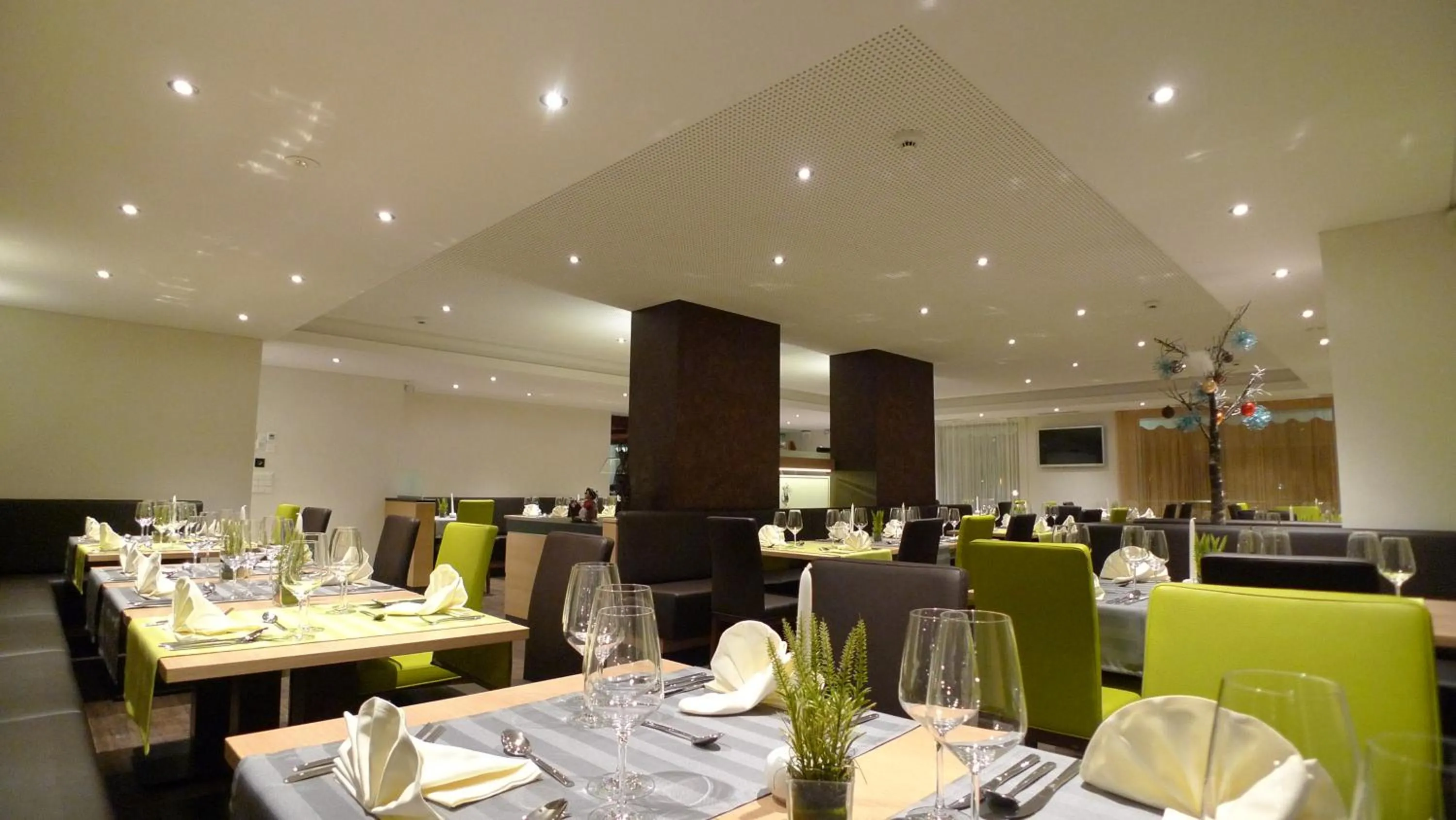 Restaurant/places to eat in Hotel Astoria