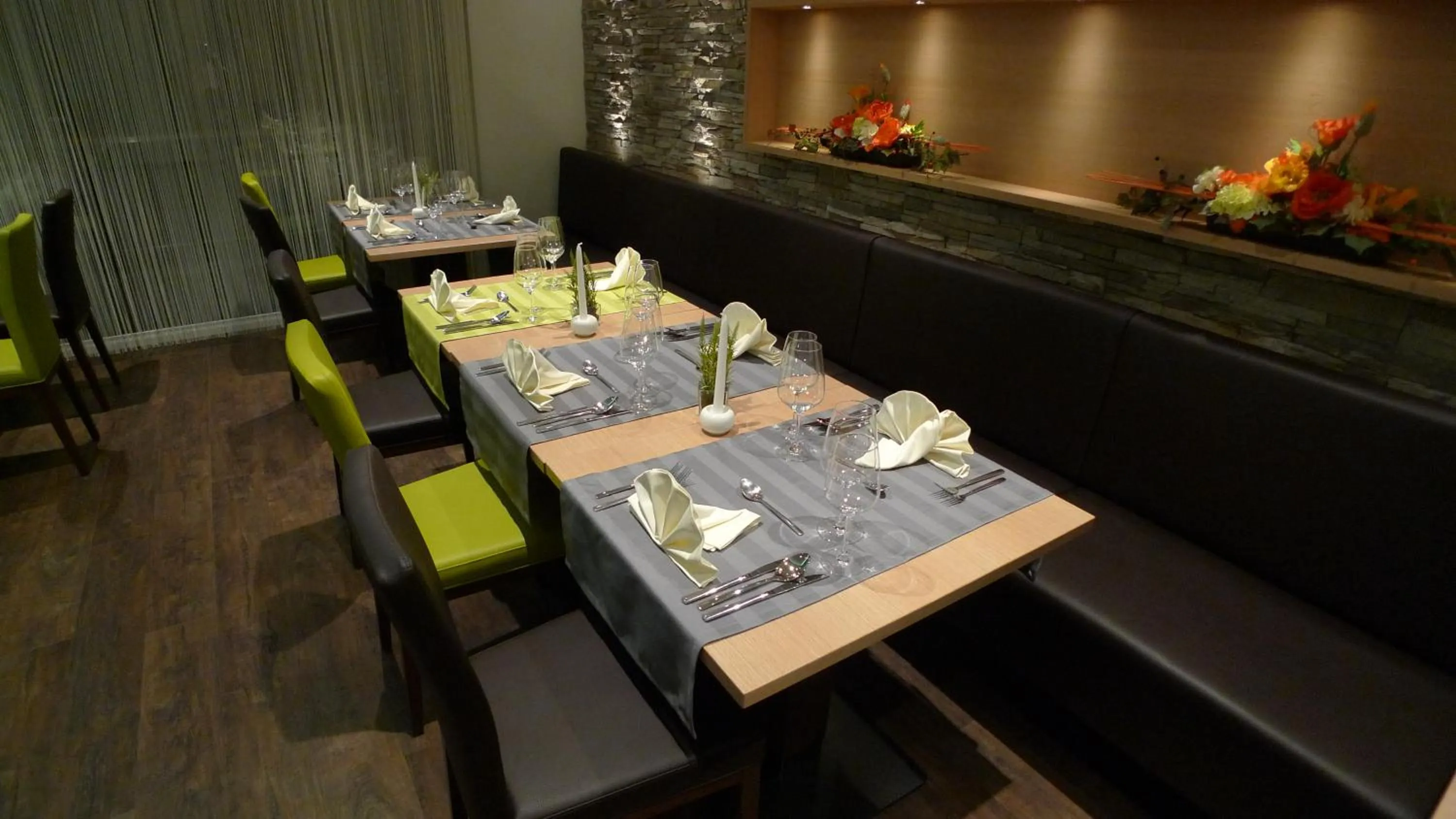 Restaurant/places to eat in Hotel Astoria