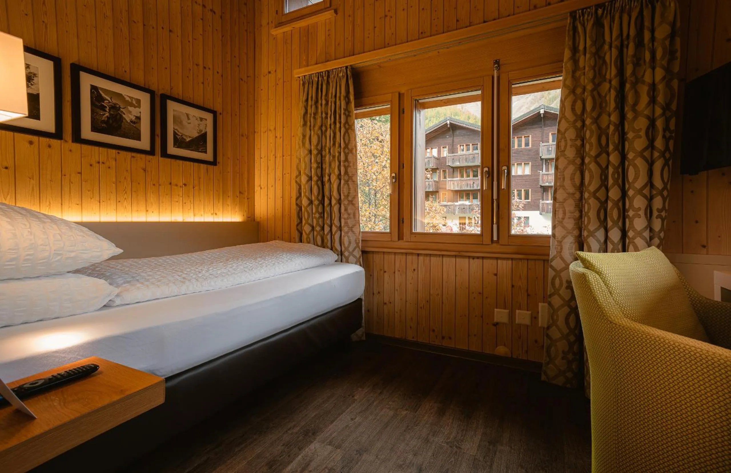 room service, Bed in Hotel Landhaus