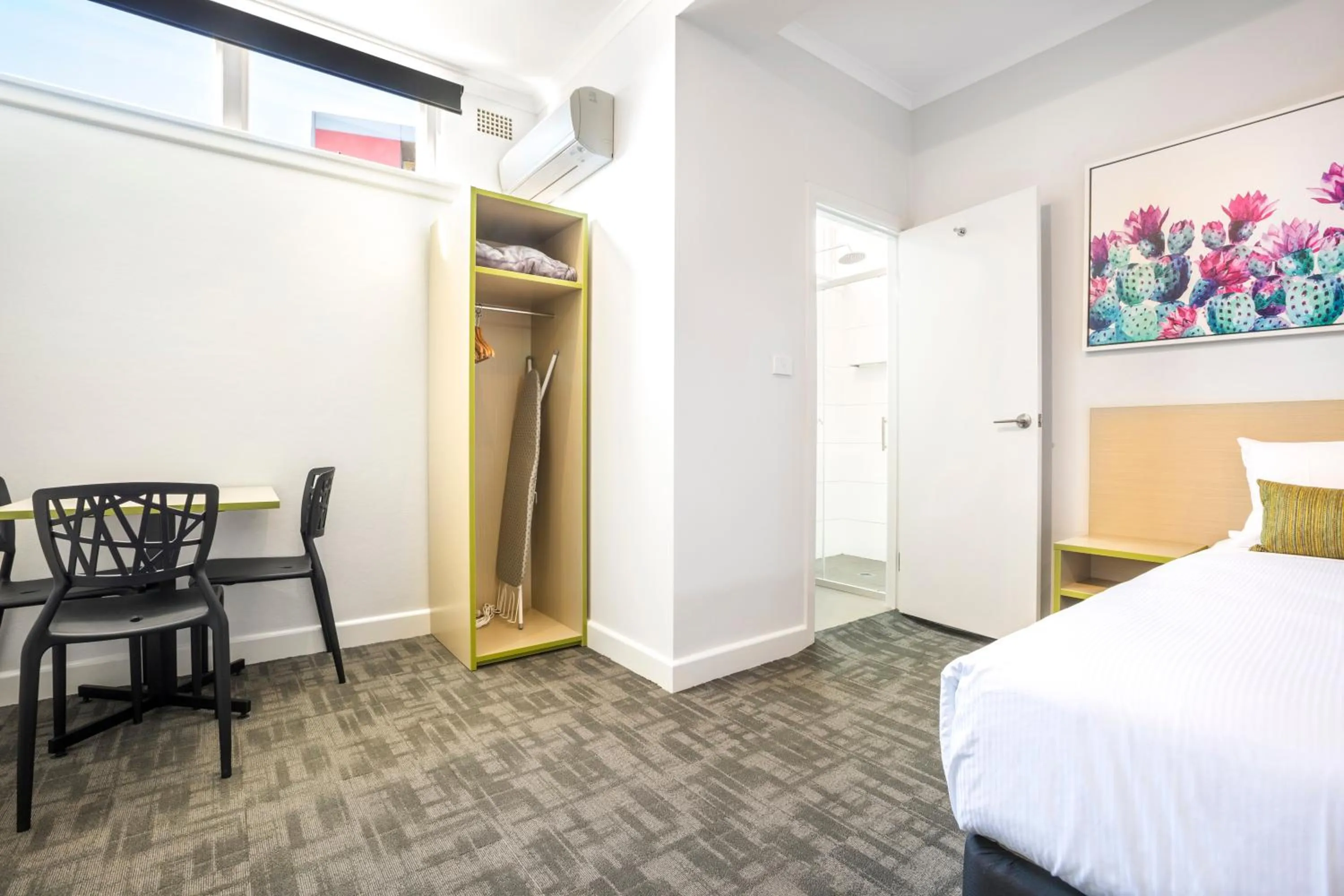 Photo of the whole room, Bed in Nightcap at Hume Hotel