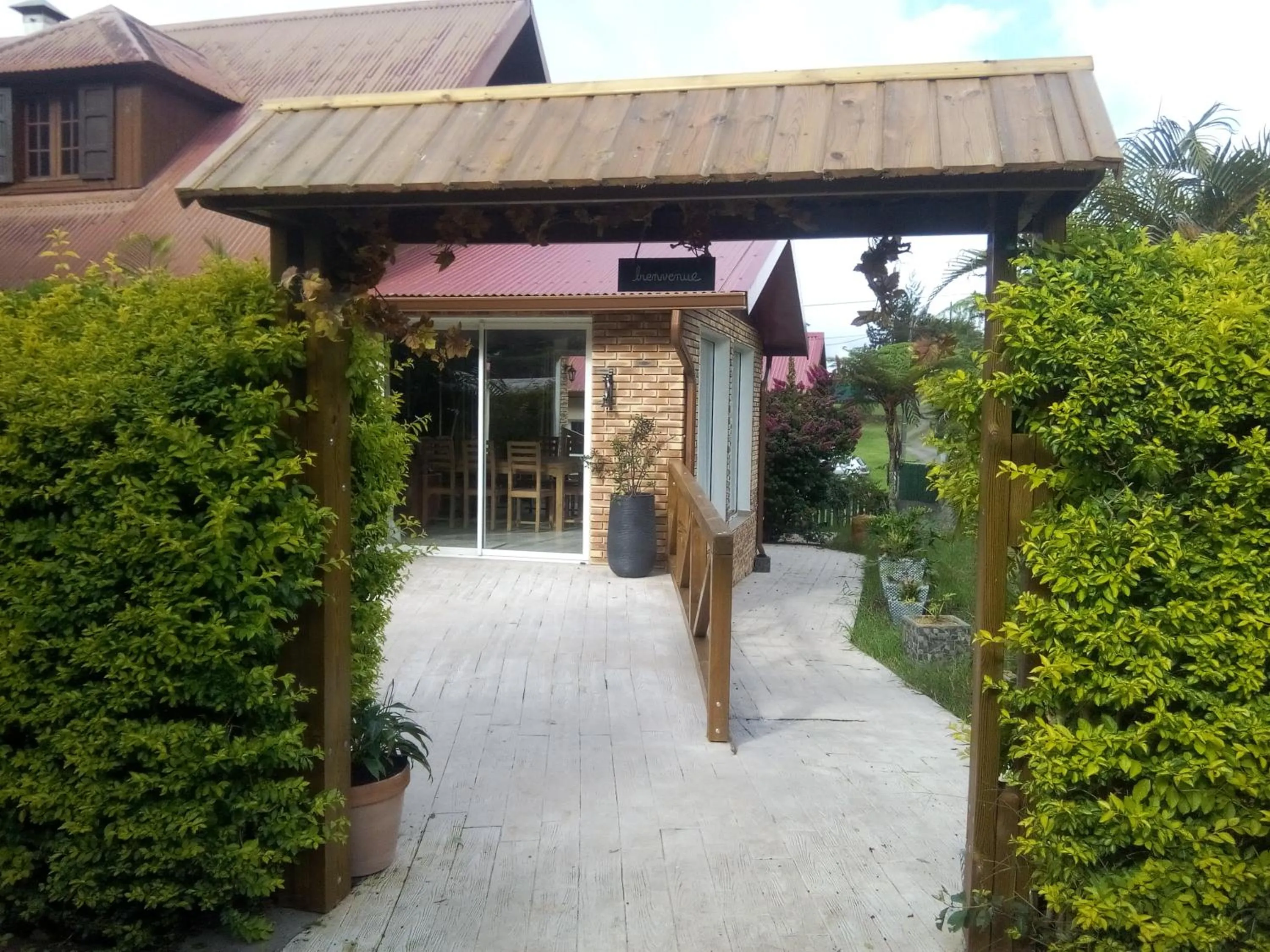 Facade/entrance in La Croisee des Sentiers