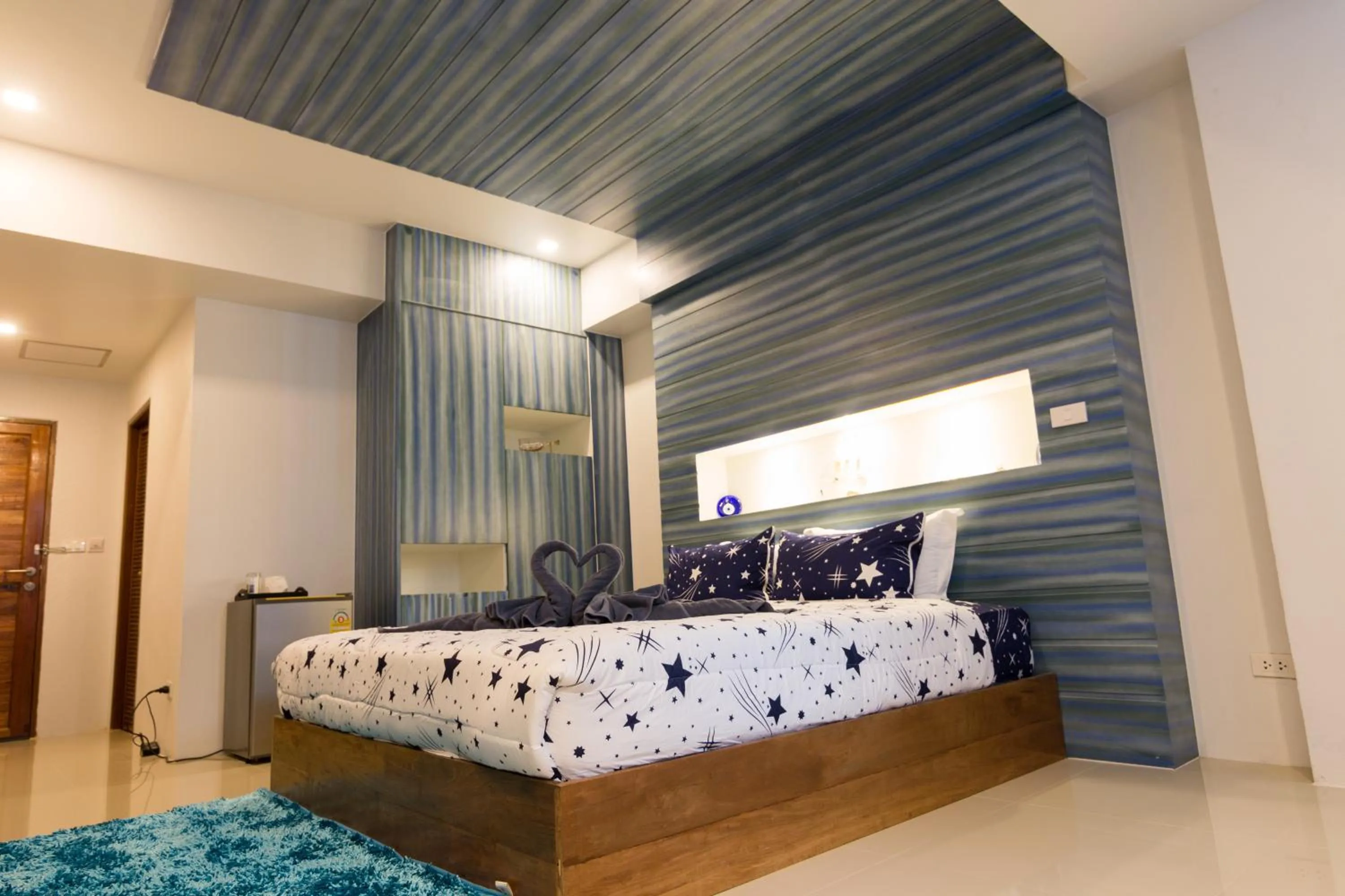 Photo of the whole room, Bed in 2 Feel Bed Station