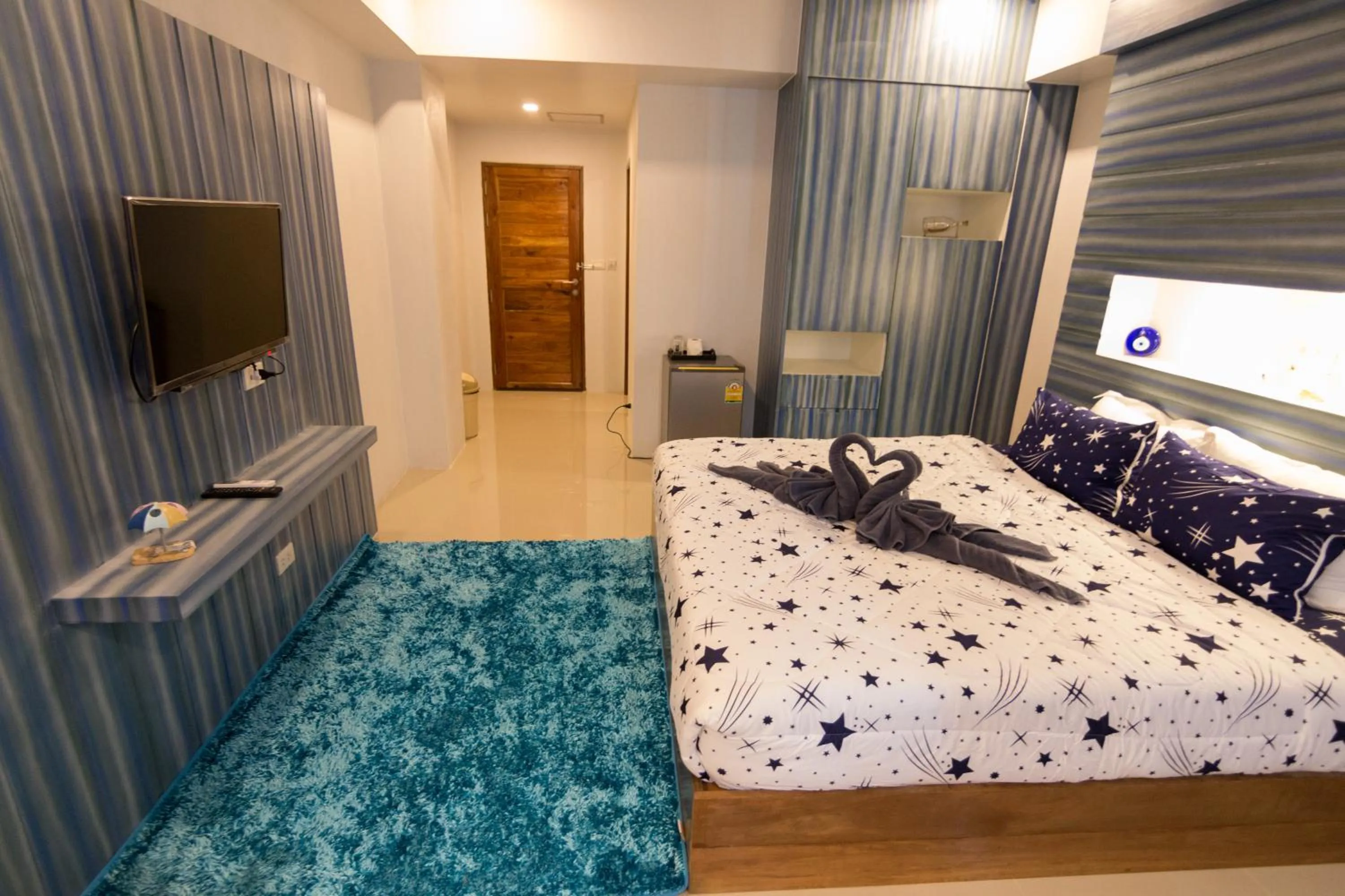 Photo of the whole room, Bed in 2 Feel Bed Station