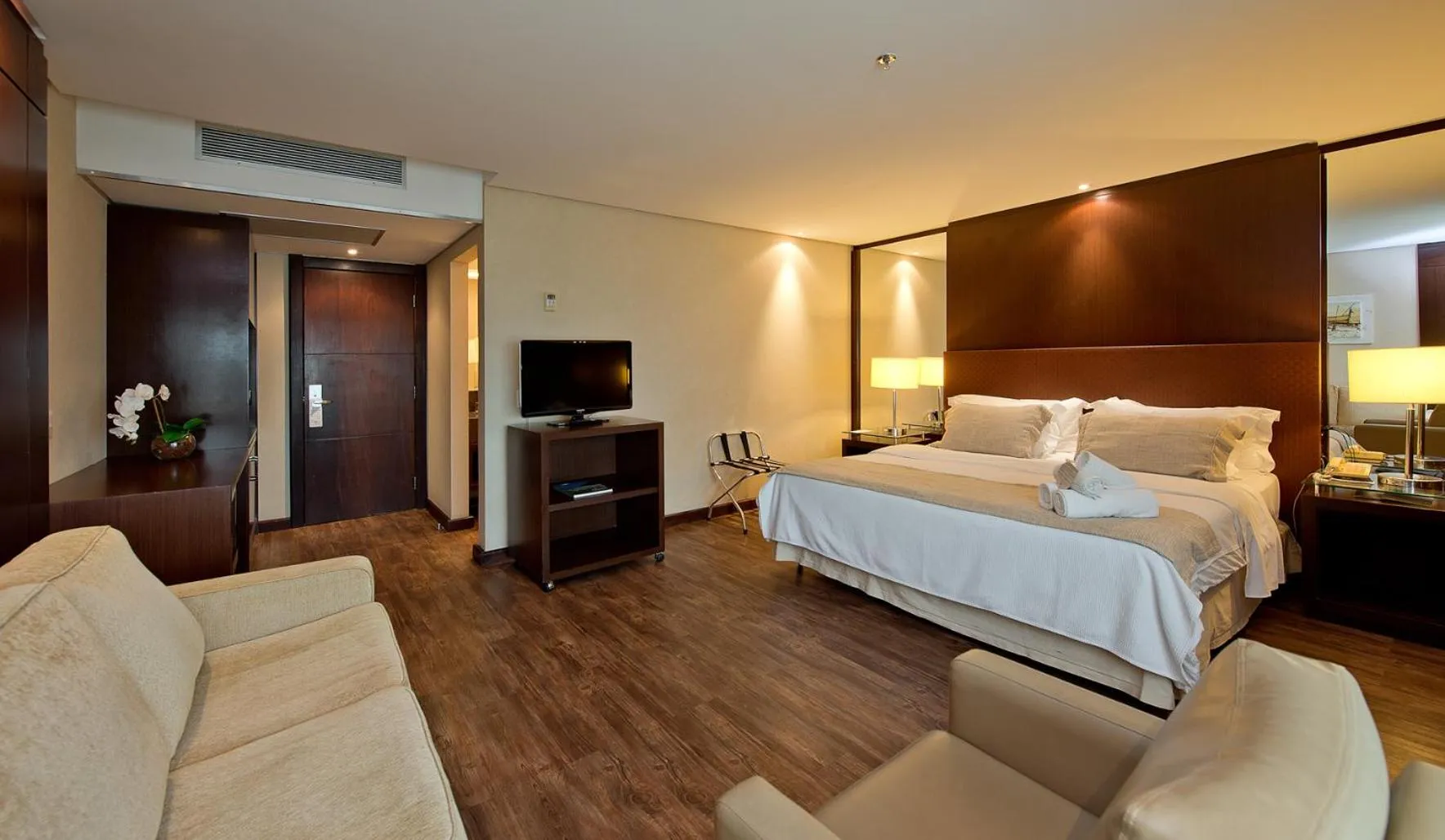 Bedroom, Bed in Majestic Palace Hotel