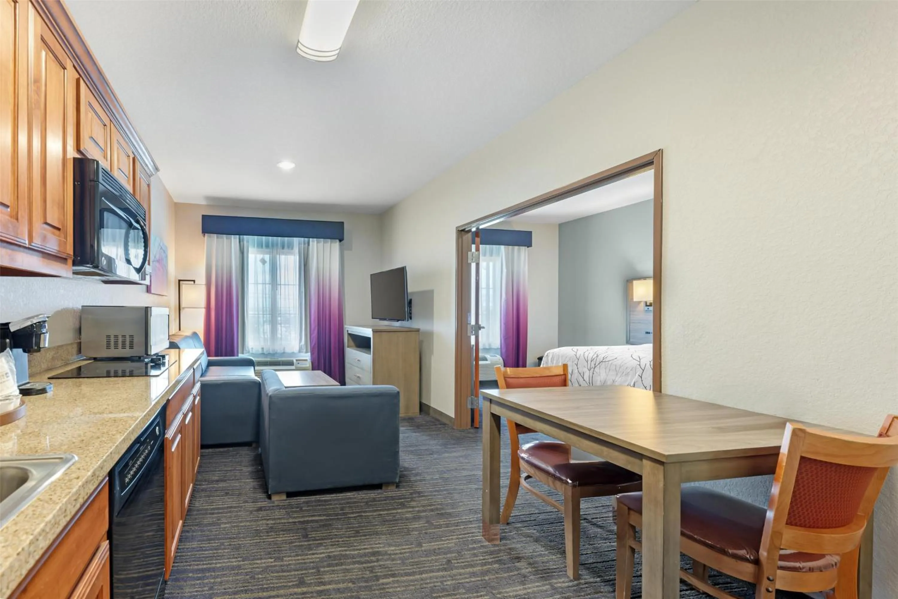 Kitchen or kitchenette, Bed in Best Western Plus San Antonio East Inn & Suites