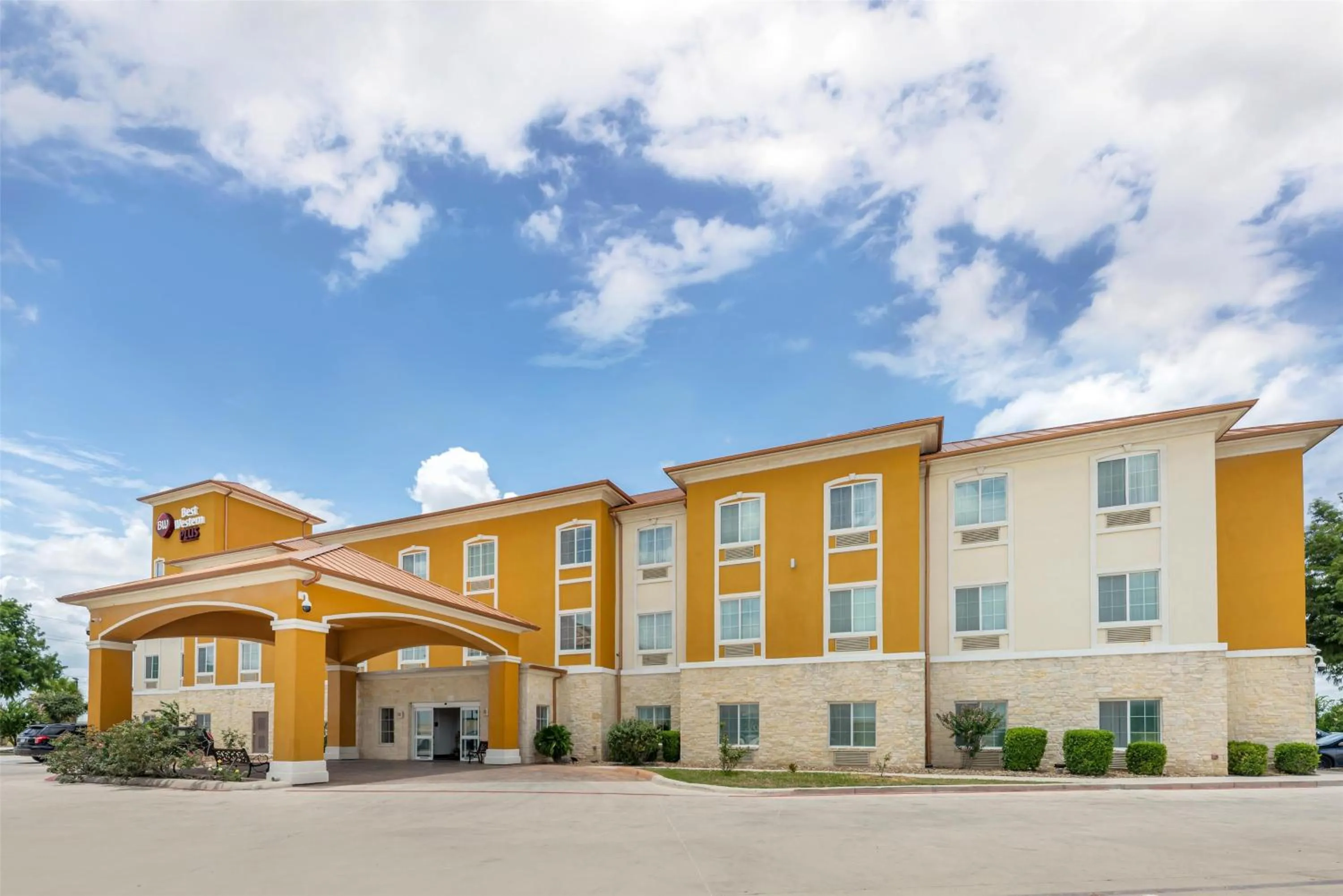 Property building in Best Western Plus San Antonio East Inn & Suites