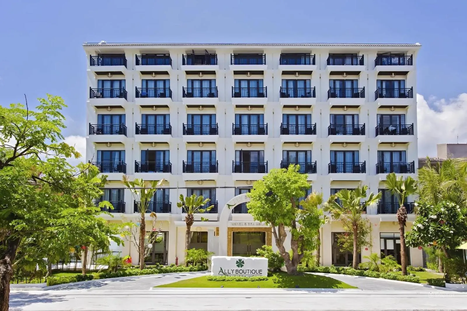 Property building in Ally Beach Boutique Hotel Hoian