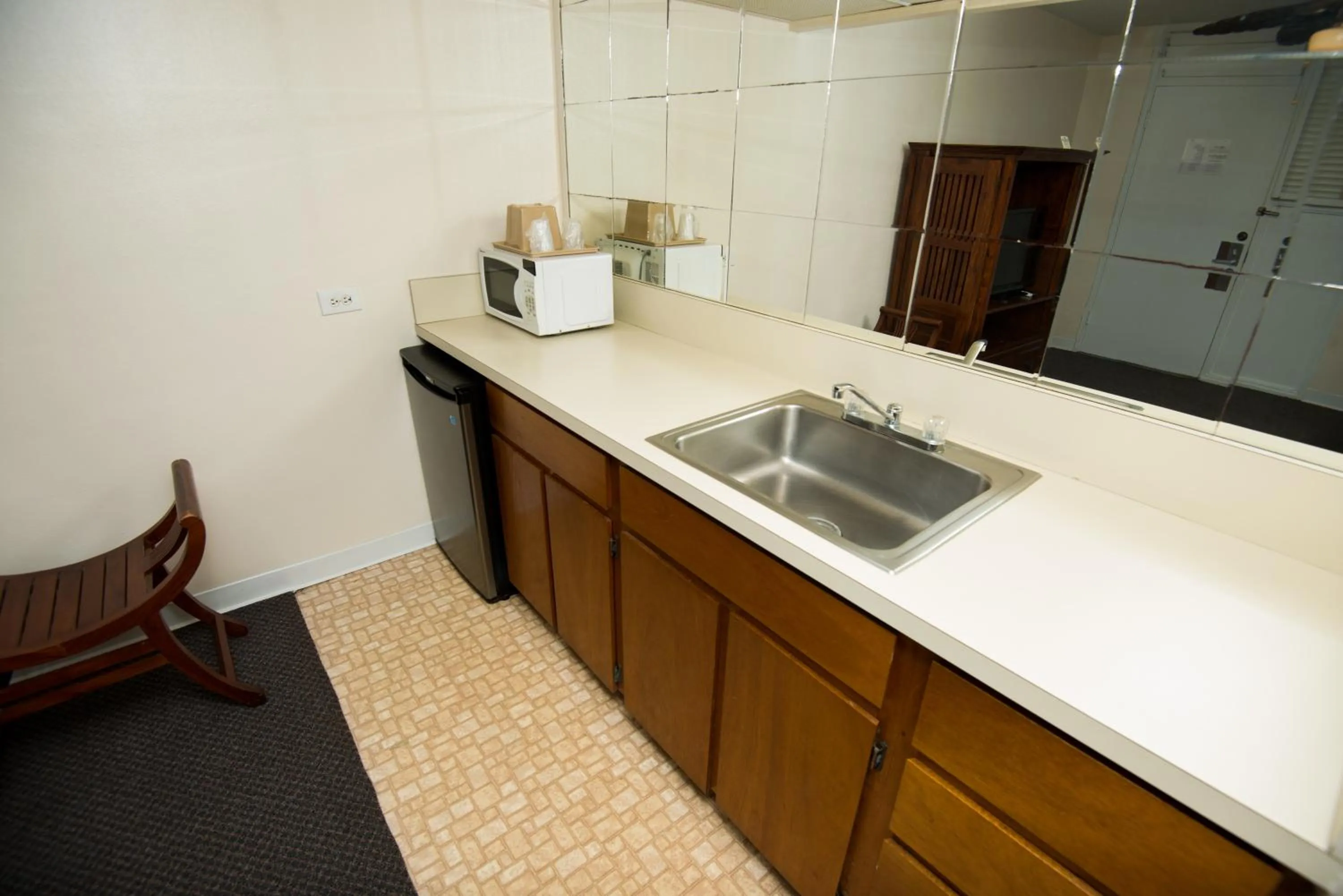 Kitchen or kitchenette in Pacific Marina Inn Airport