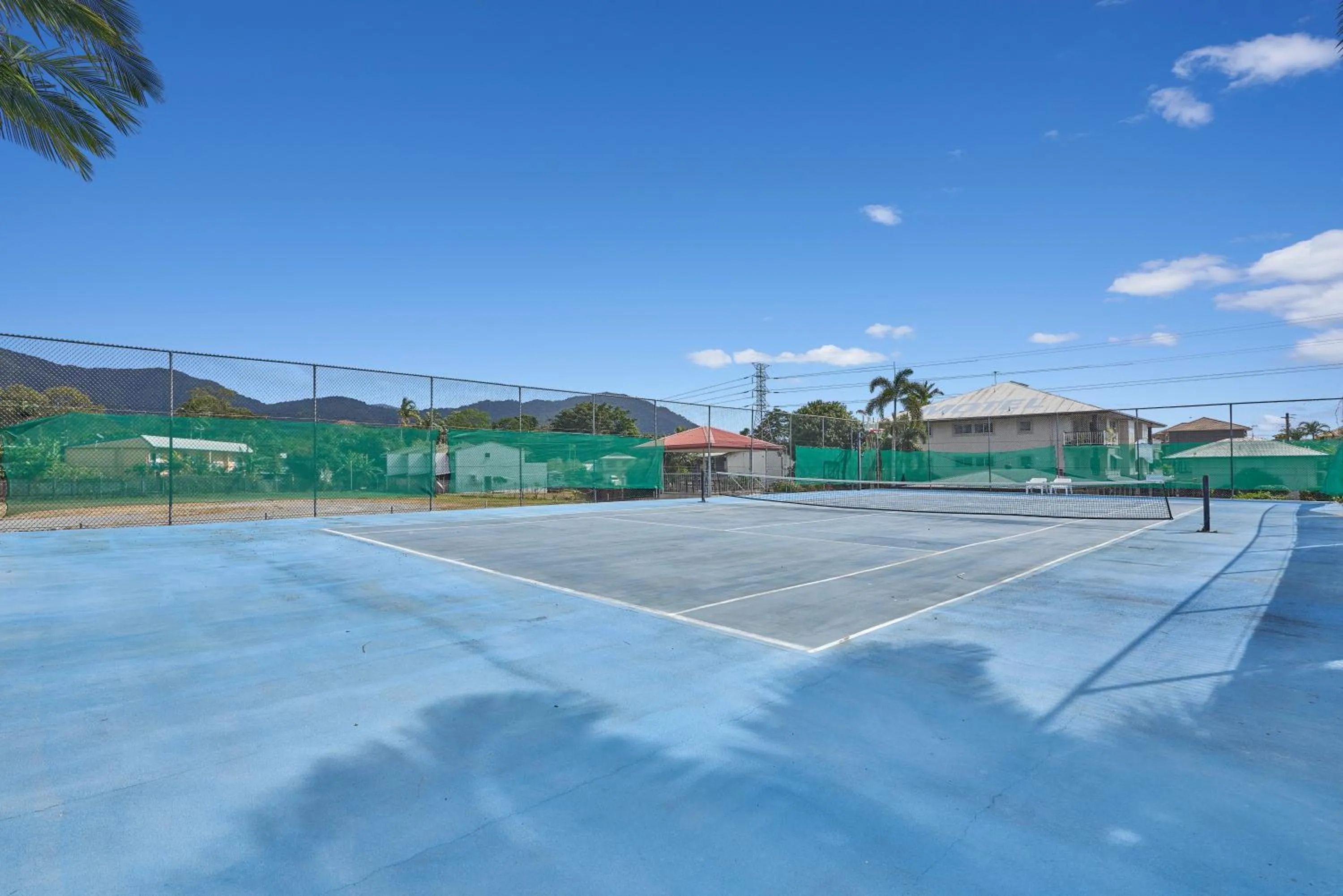 Tennis court in Cairns Reef Apartments & Motel