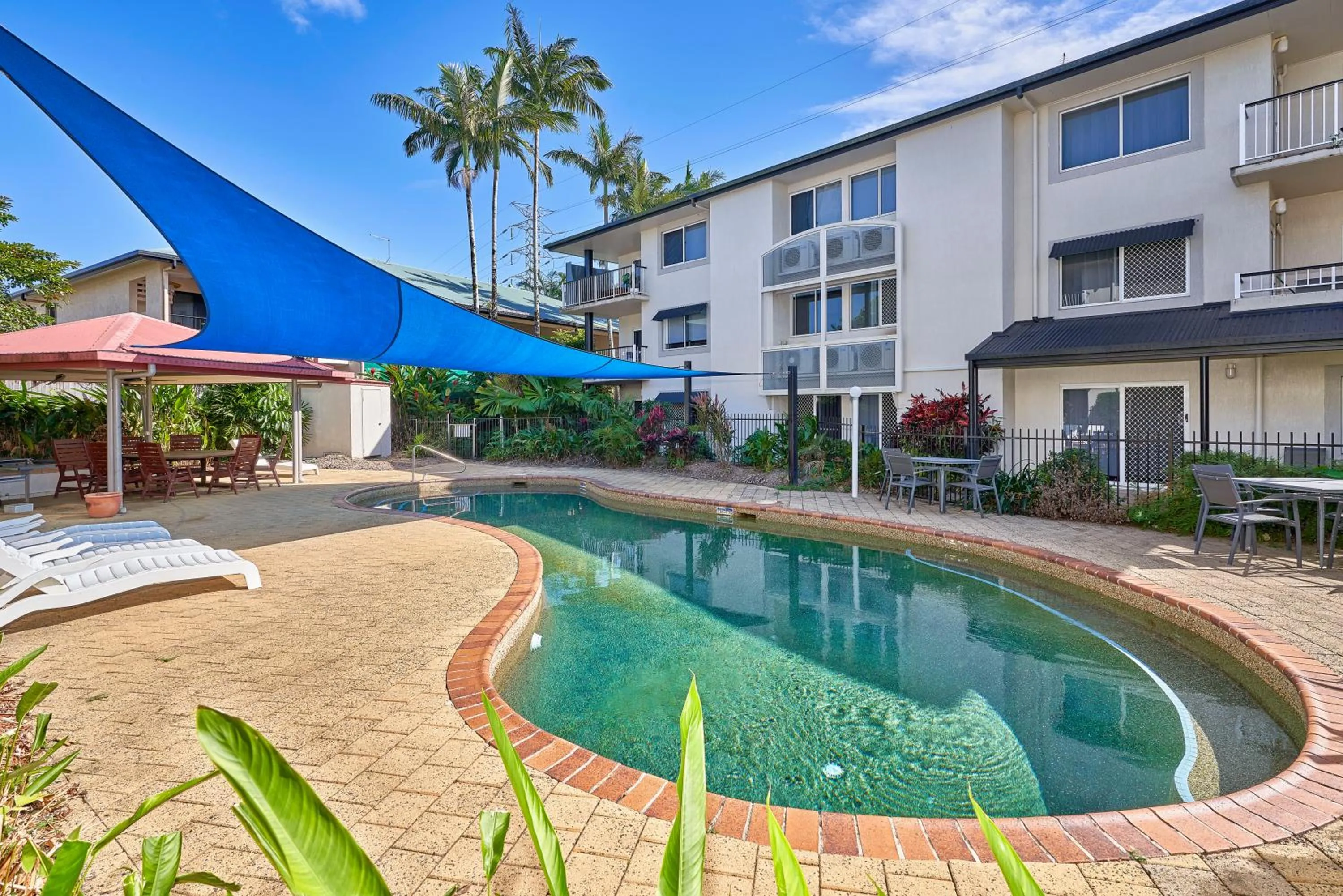 Swimming pool in Cairns Reef Apartments & Motel