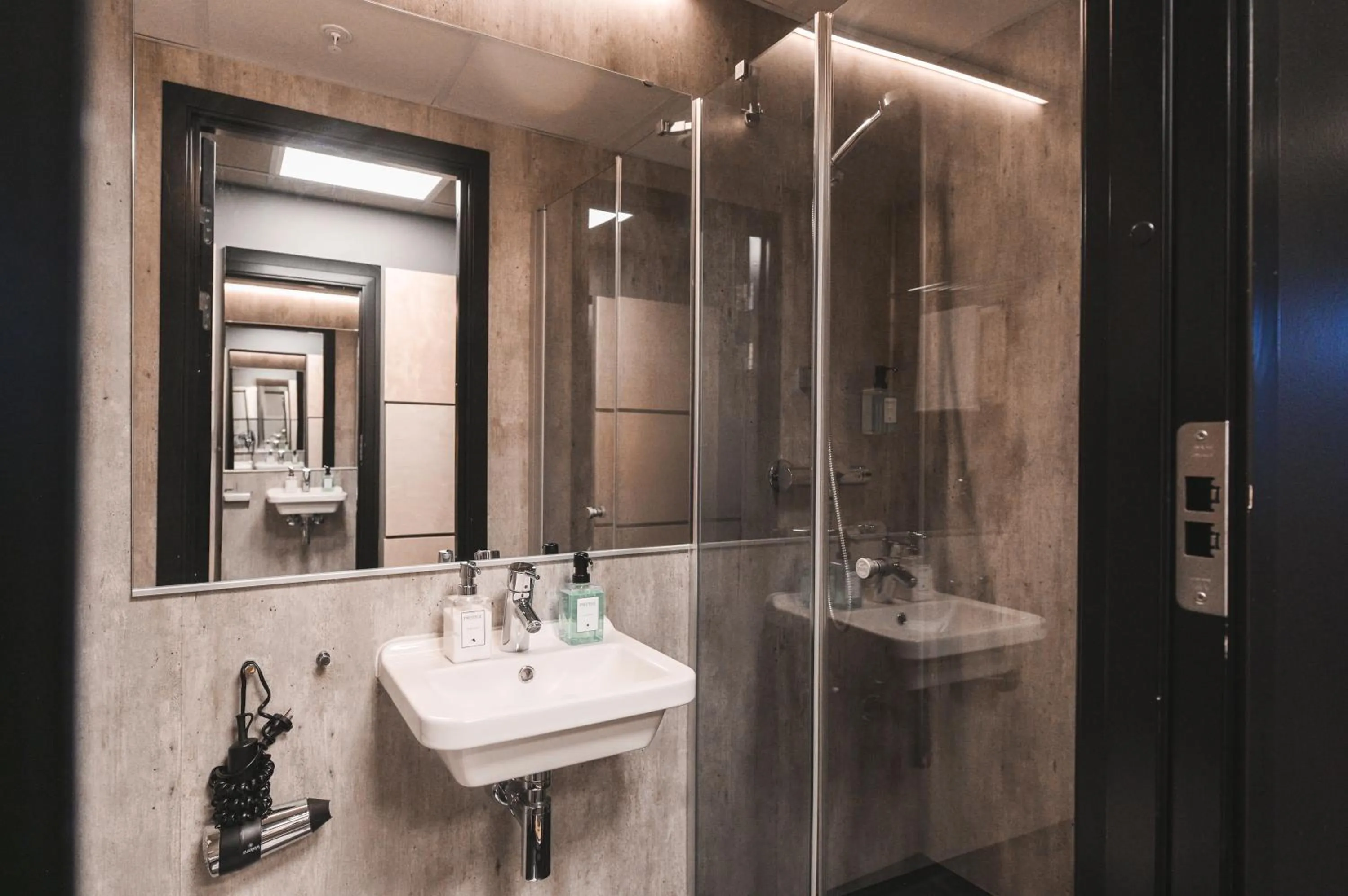 Bathroom in Svalbard Hotell | The Vault