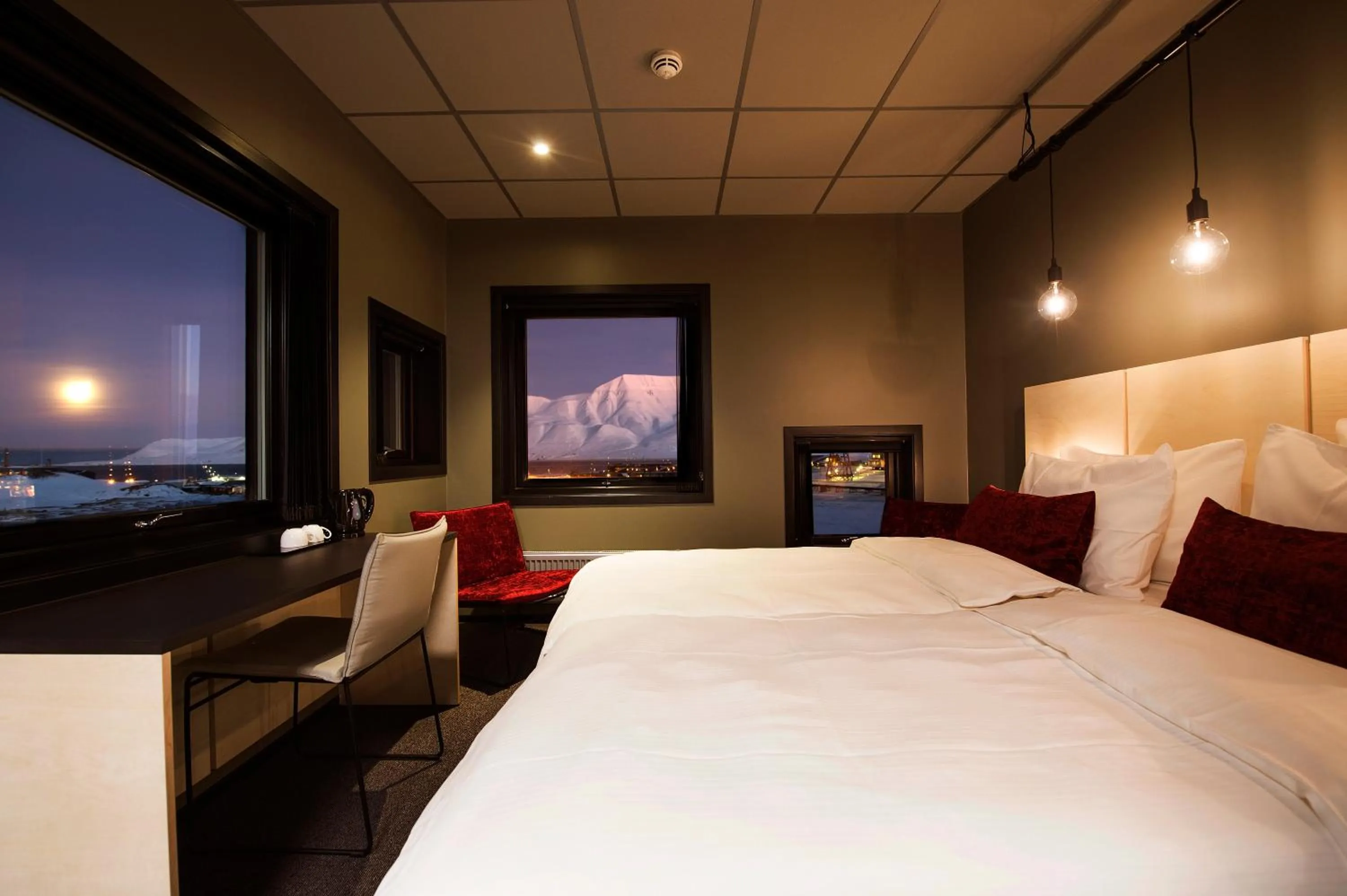 Bedroom, Bed in Svalbard Hotell | The Vault