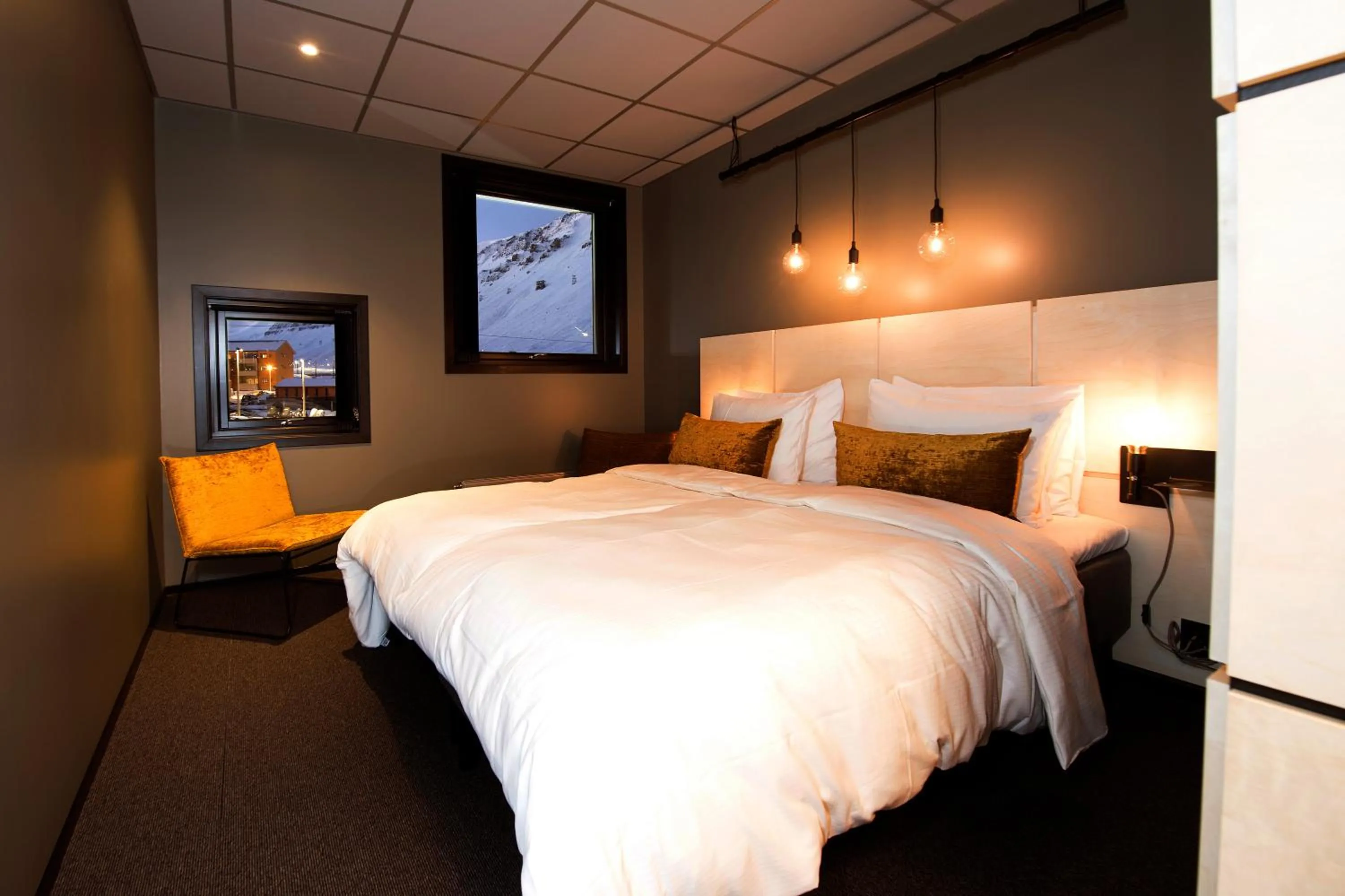 Bedroom, Bed in Svalbard Hotell | The Vault
