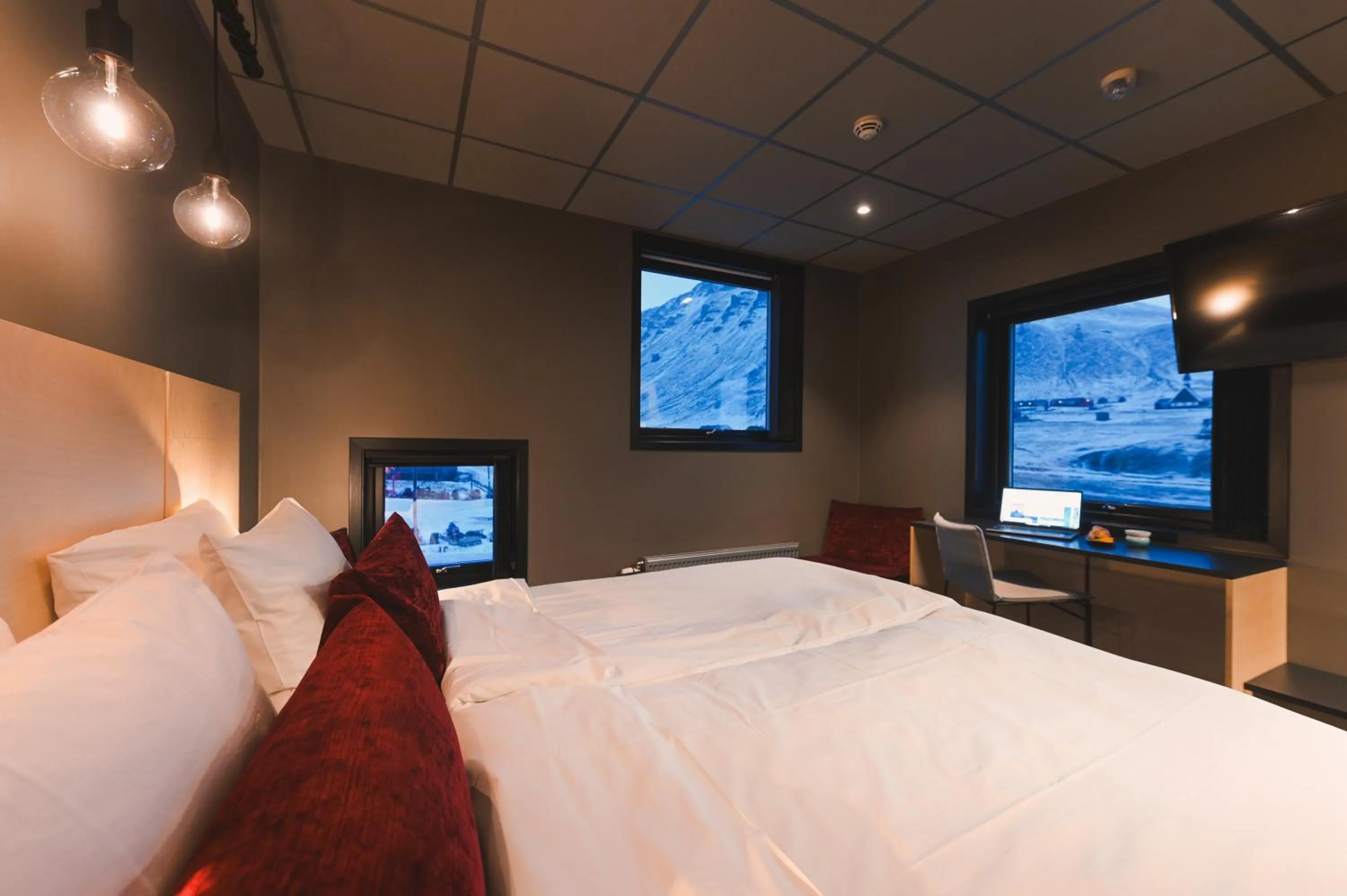 Bedroom, Bed in Svalbard Hotell | The Vault