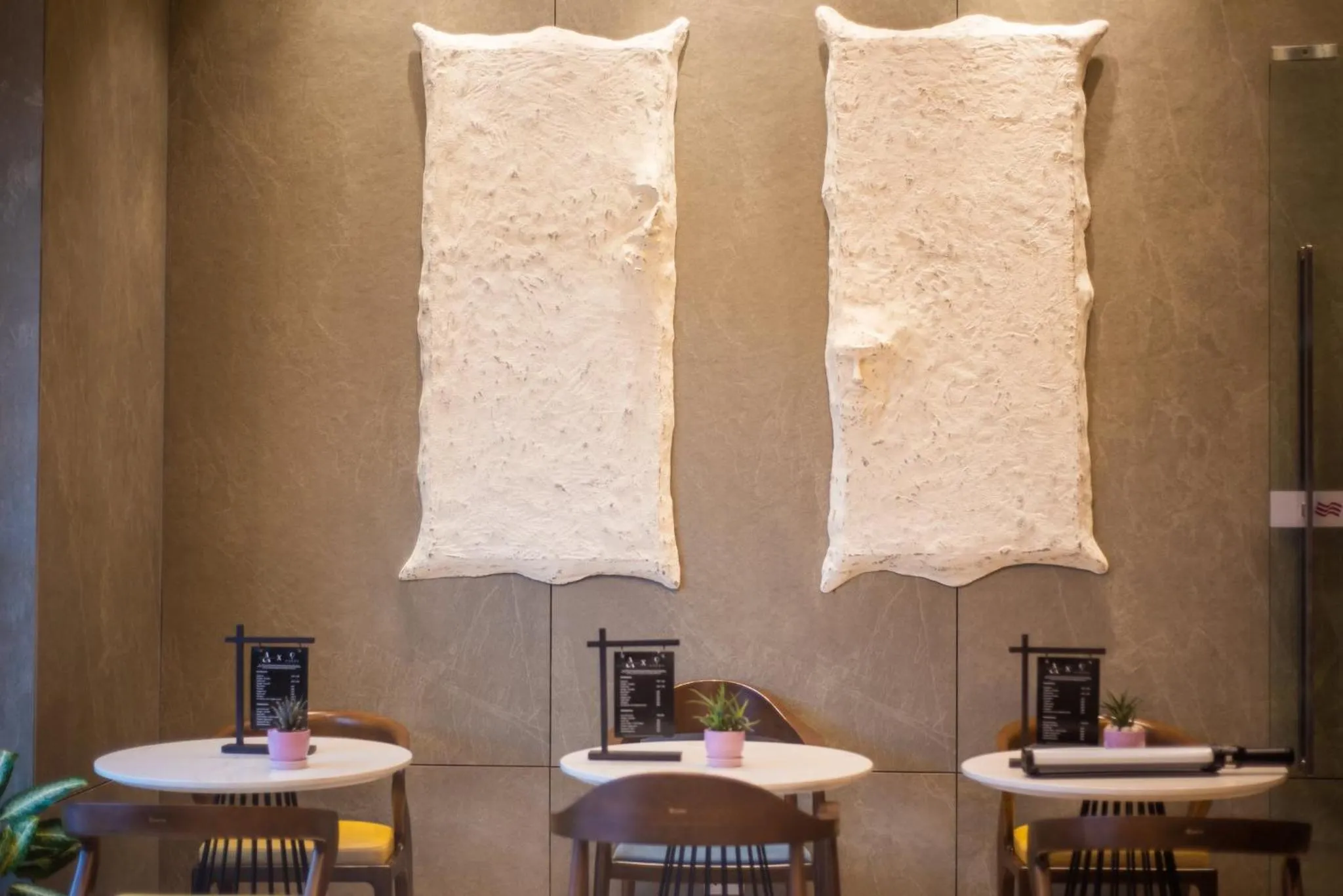 Restaurant/places to eat in Crowne Plaza Today Gurugram by IHG