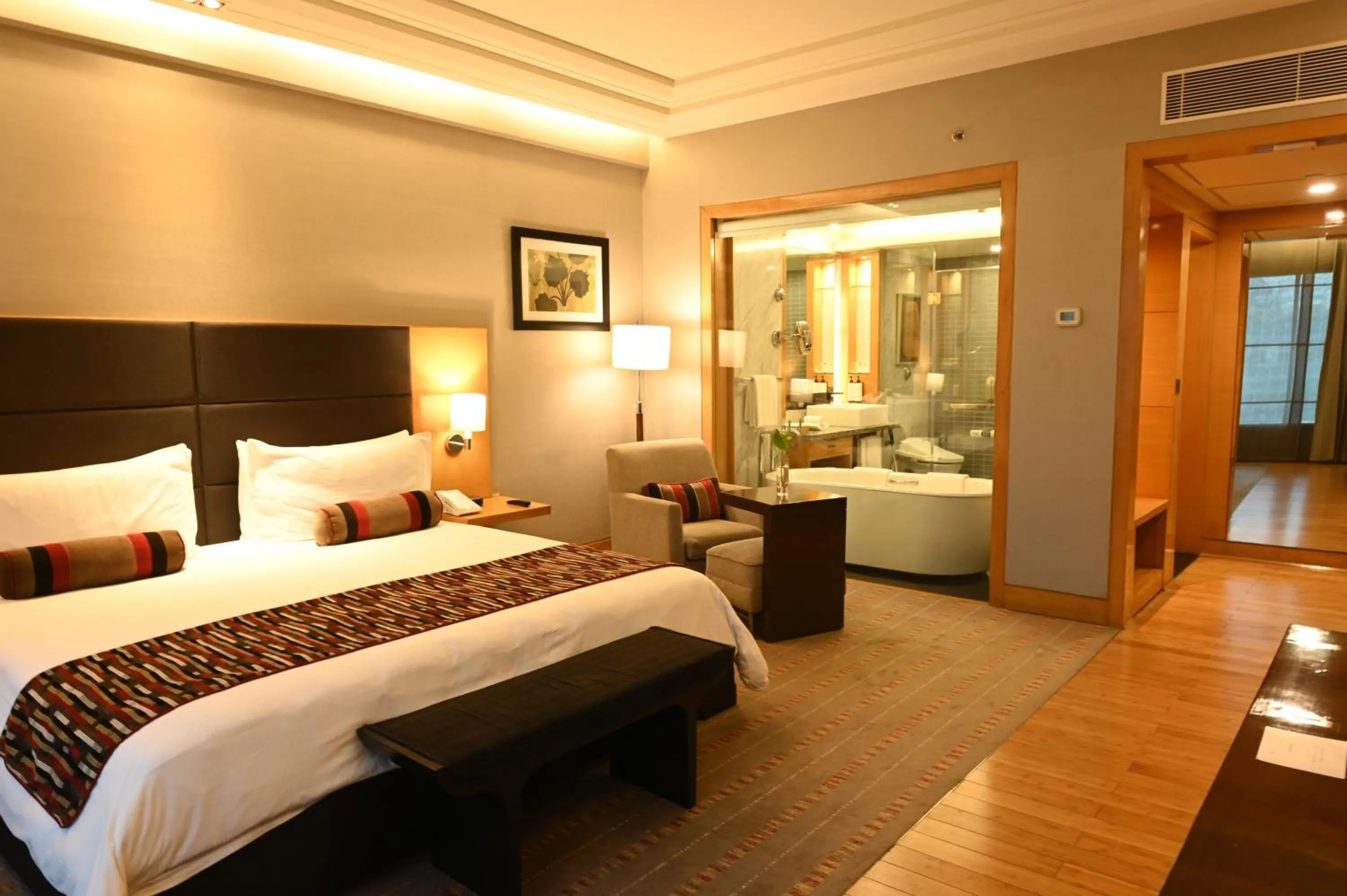 Bedroom, Bed in Crowne Plaza Today Gurugram by IHG