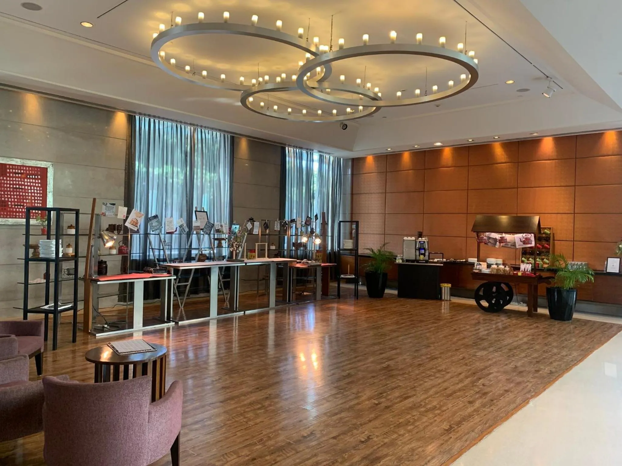 Meeting/conference room in Crowne Plaza Today Gurugram by IHG