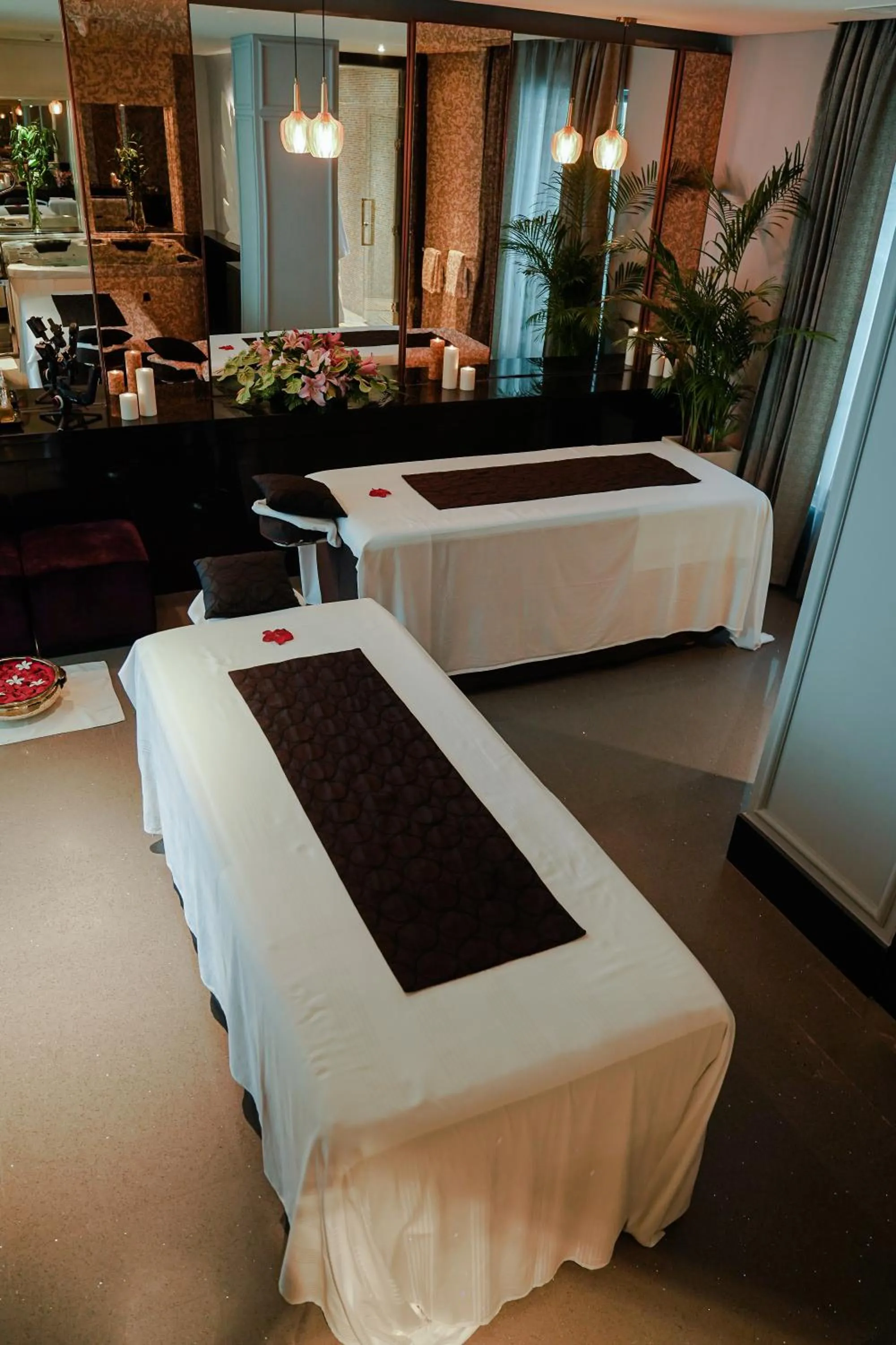 Spa and wellness centre/facilities, Bed in Crowne Plaza Today Gurugram by IHG