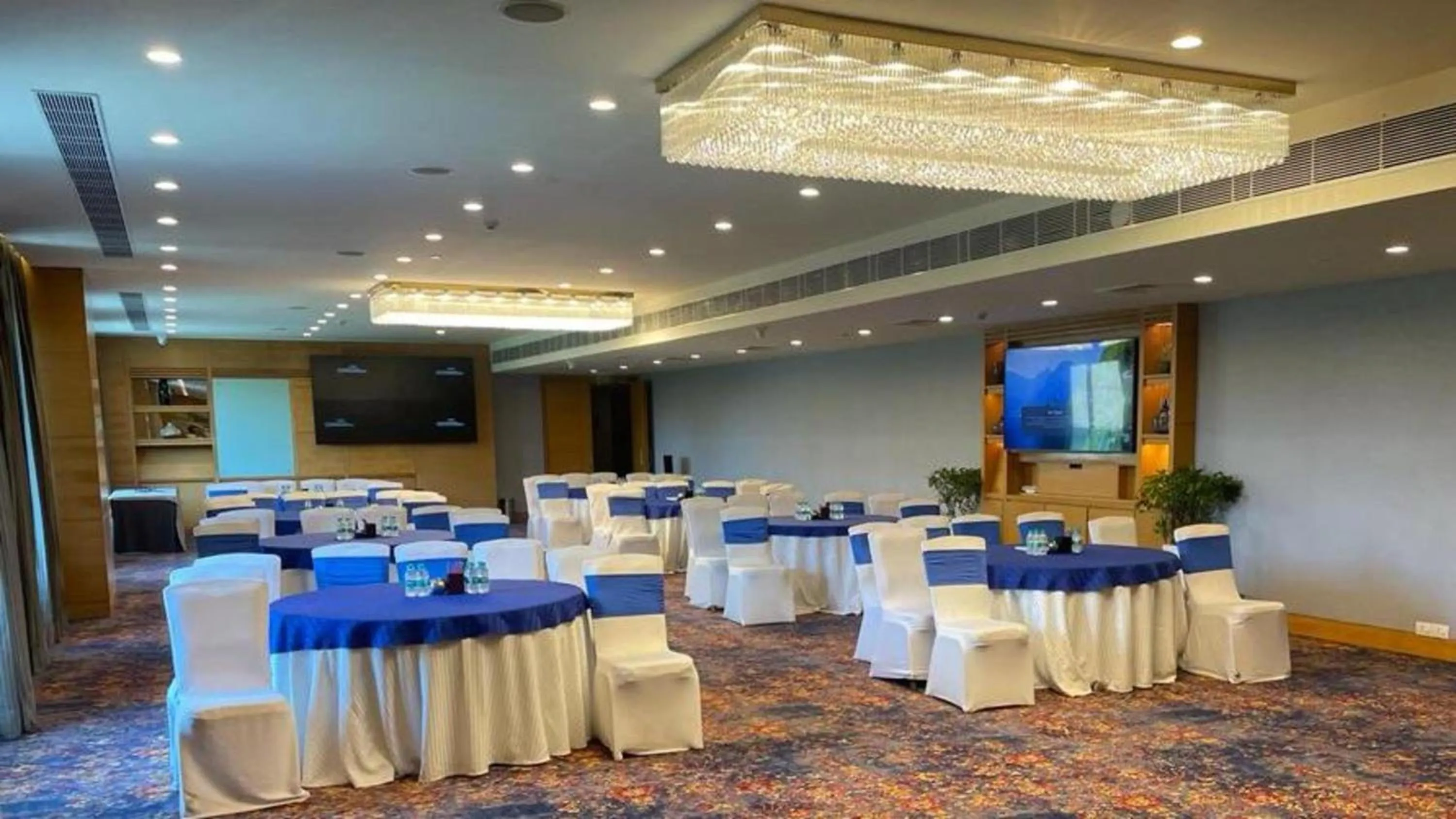 Meeting/conference room in Crowne Plaza Today Gurugram by IHG