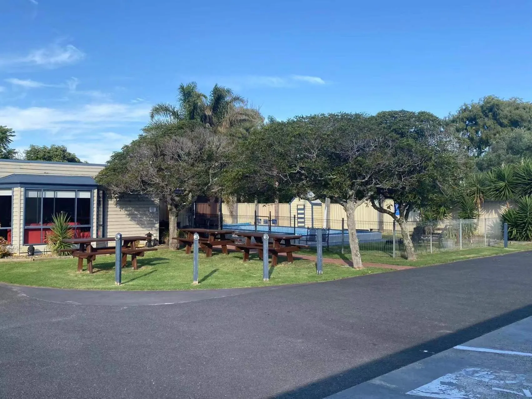 Garden in Rosebud Motel